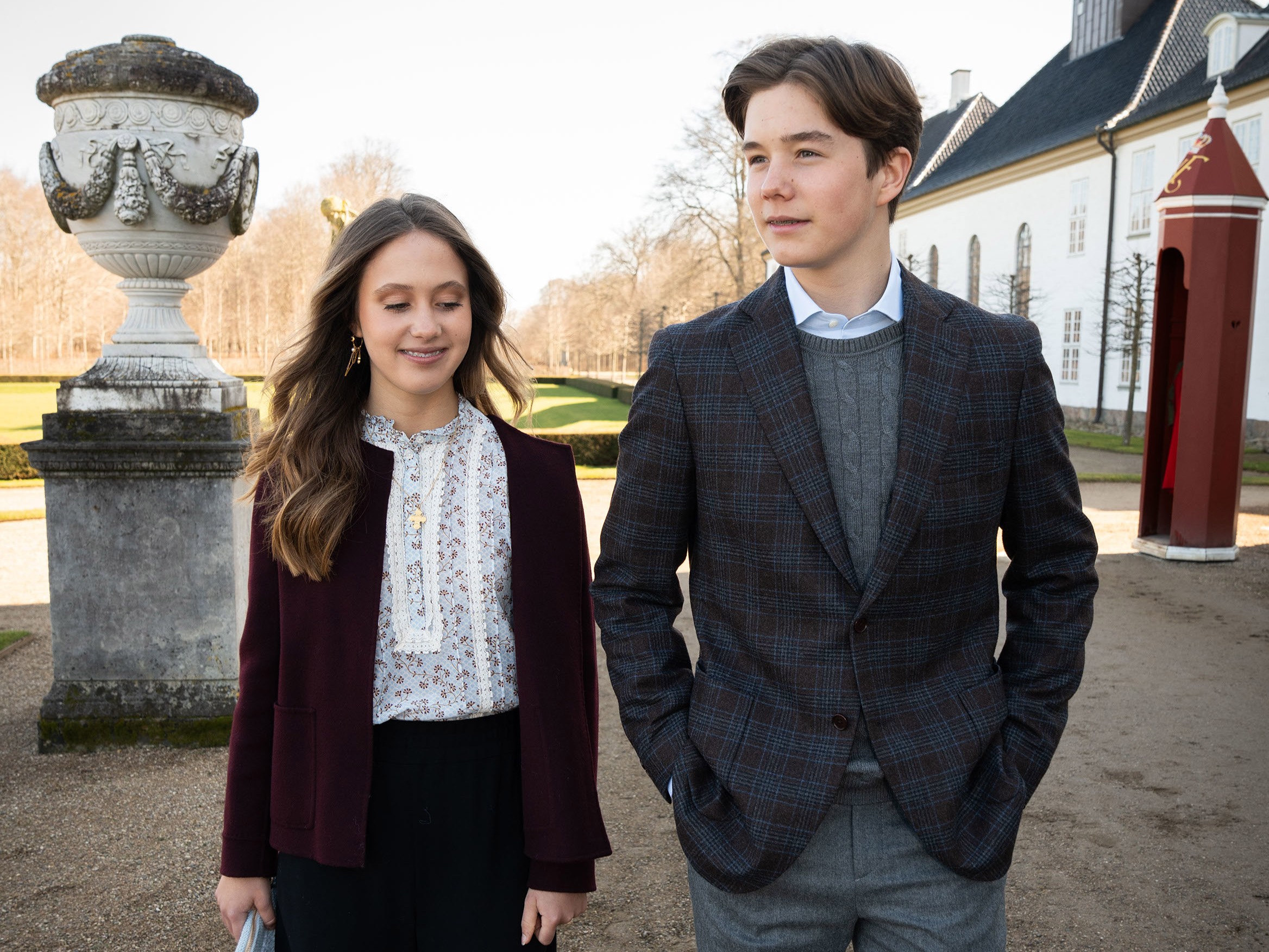 Prins Vincent og prinsesse Josephine var søndag til gudstjeneste i Fredensborg Slotskirke, hvor de skal konfirmeres i næste måned.