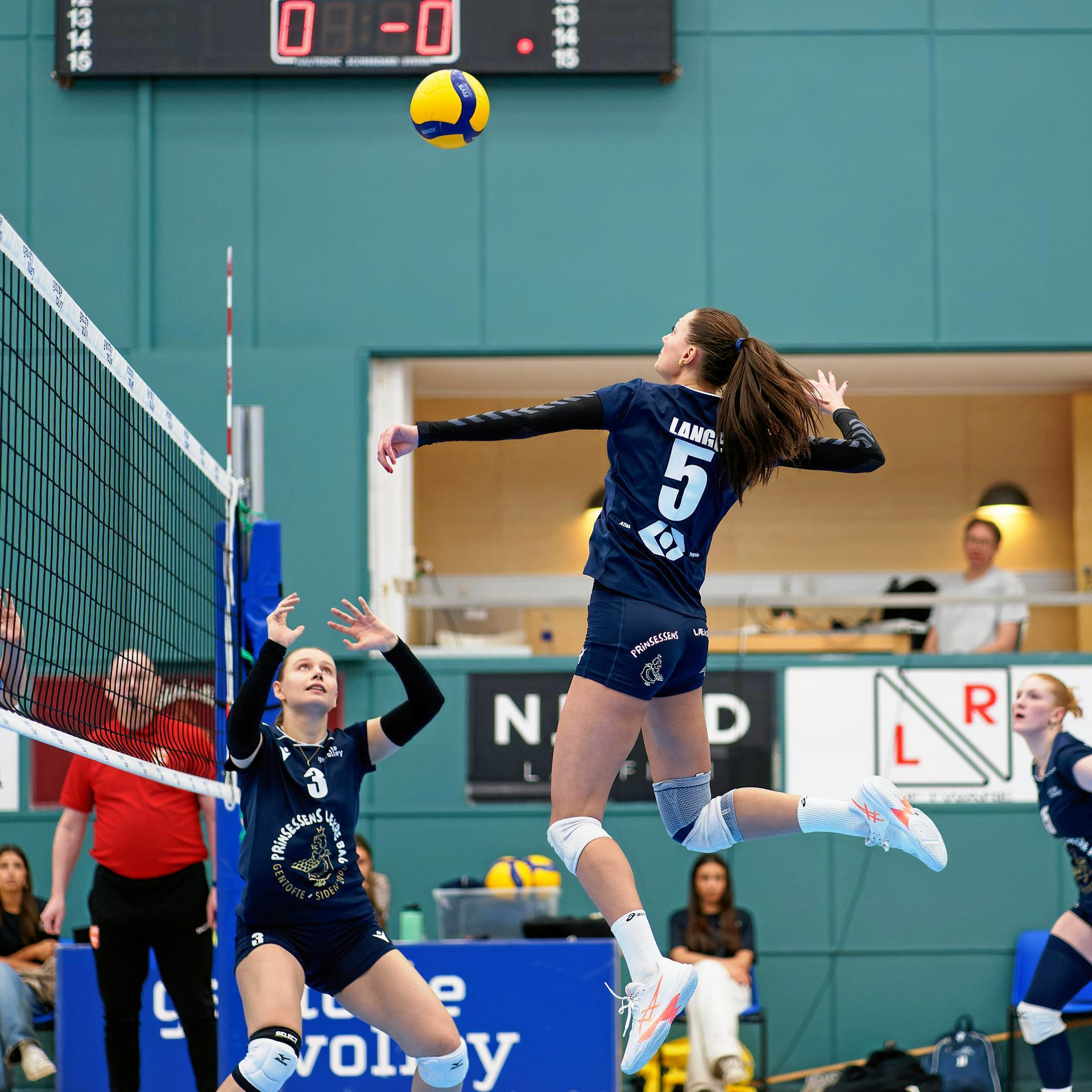 Gentoftes kvinder tabte den første DM-semifinalekamp mod Holte med 0-3. Her hæver Freja Gørtz til Sarah Lange. Foto Flemming Patulski Nielsen.