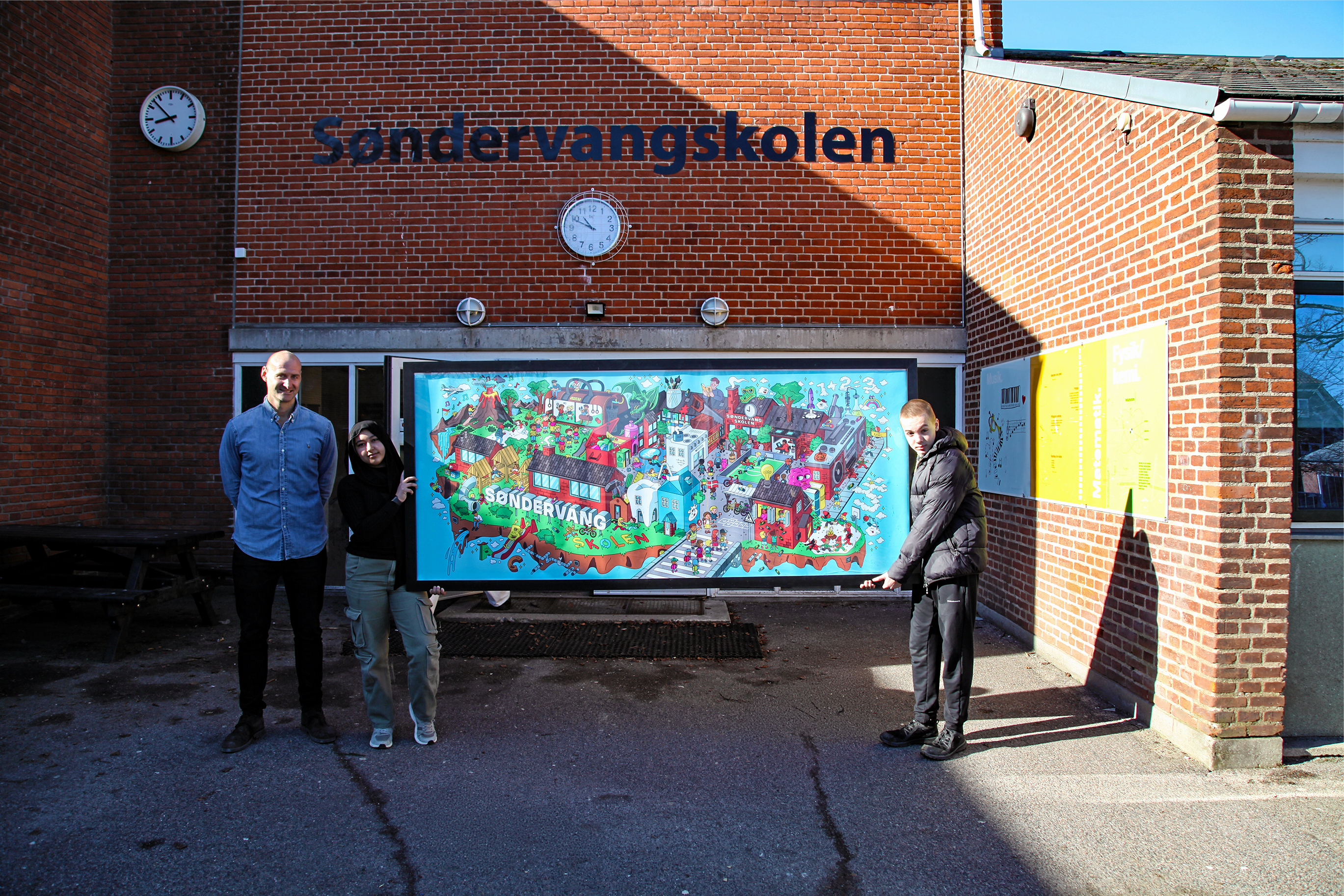 Søndervangskolen har fået lavet en stor plakat om livet på skolen.