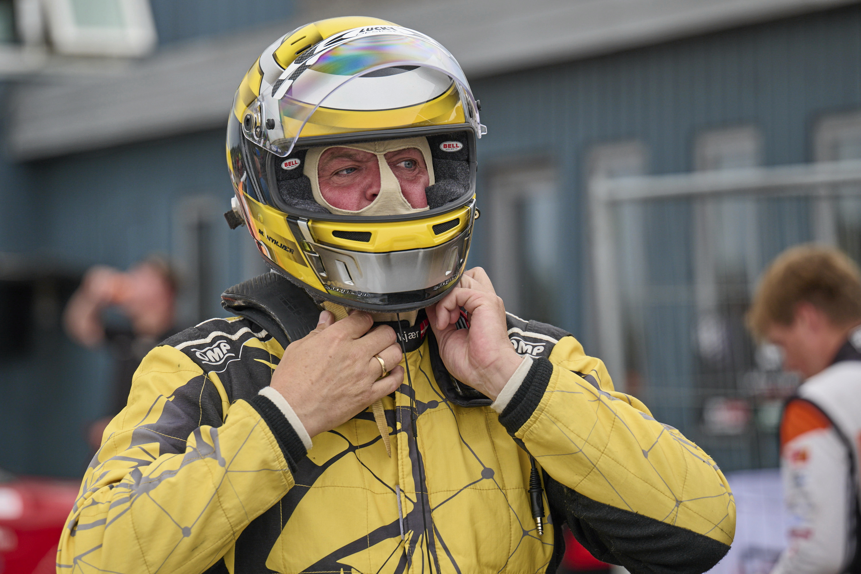 Michel Nykjær spænder hjelmen og er klar til at starte for Birk Motorsport