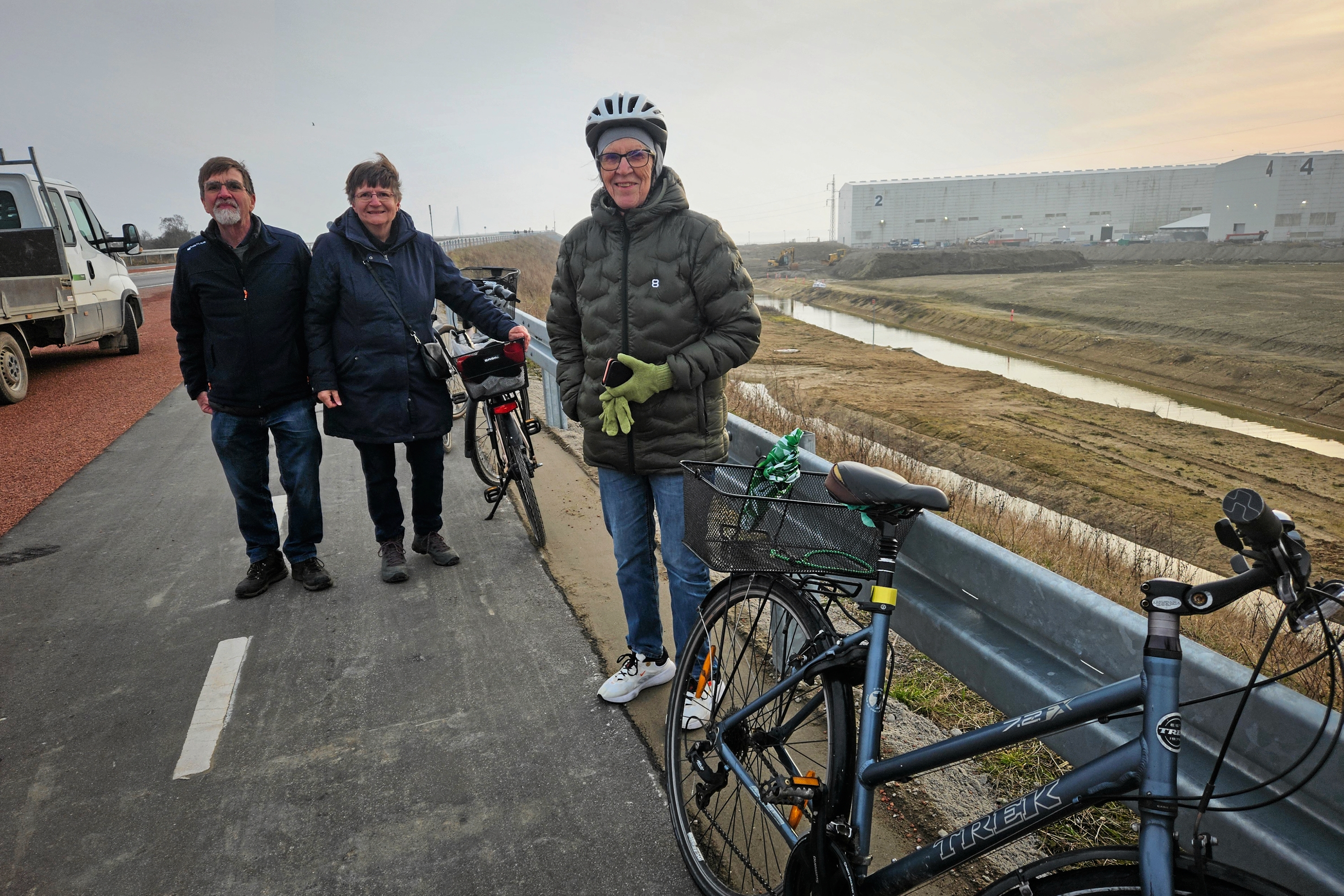 Jørgen og Birgit Rasmussen og Kirsten Batting faldt i snak, efter at have taget en tur over broen på cykel. - Lars Christensen Jørgen og Birgit Rasmussen og Kirsten Batting faldt i snak, efter at have taget en tur over broen på cykel.