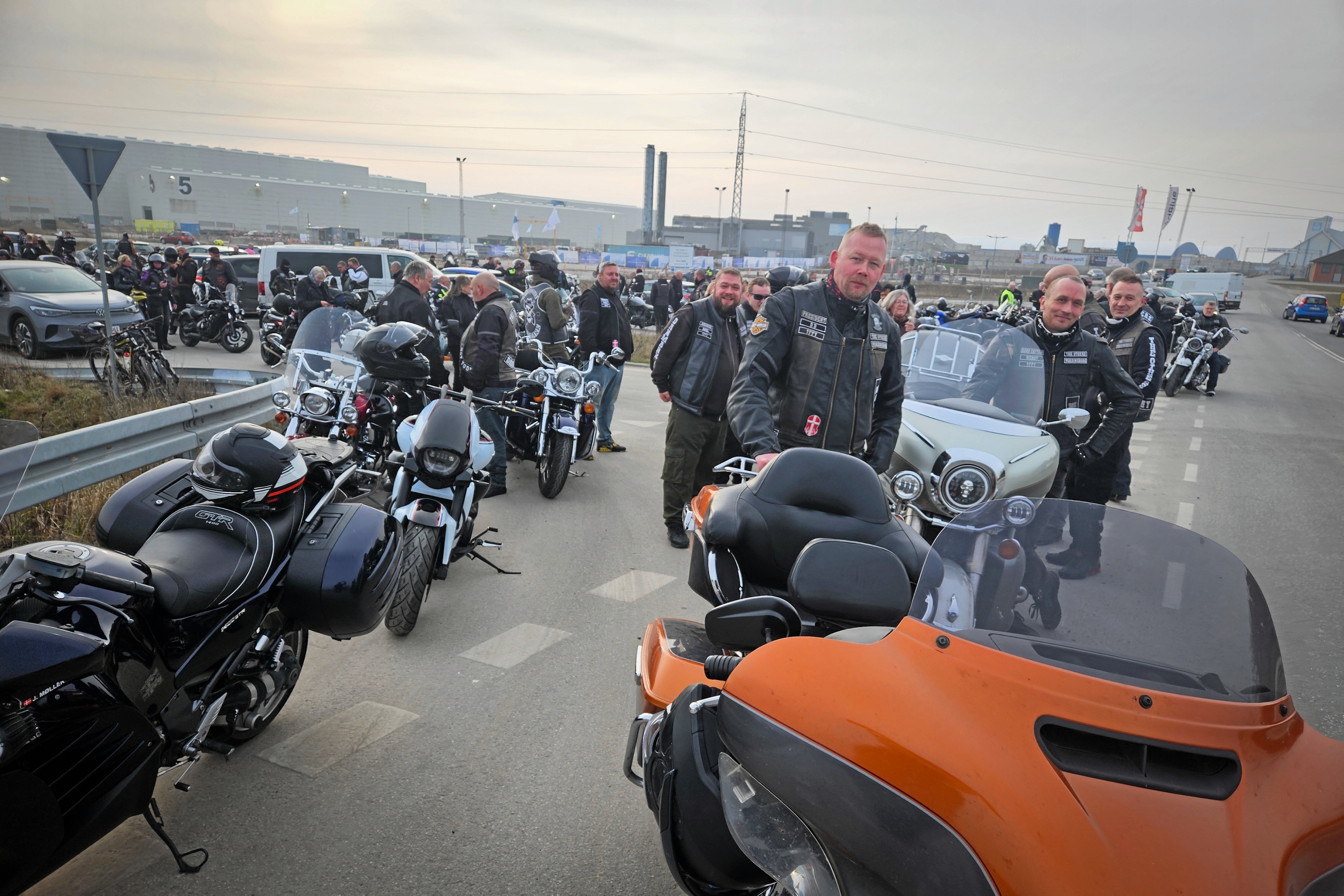 Det vrimlede med motorcyklister på Masnedø, hvor de ventede på, at broen blev åbnet. - Lars Christensen Det vrimlede med motorcyklister på Masnedø, hvor de ventede på, at broen blev åbnet.