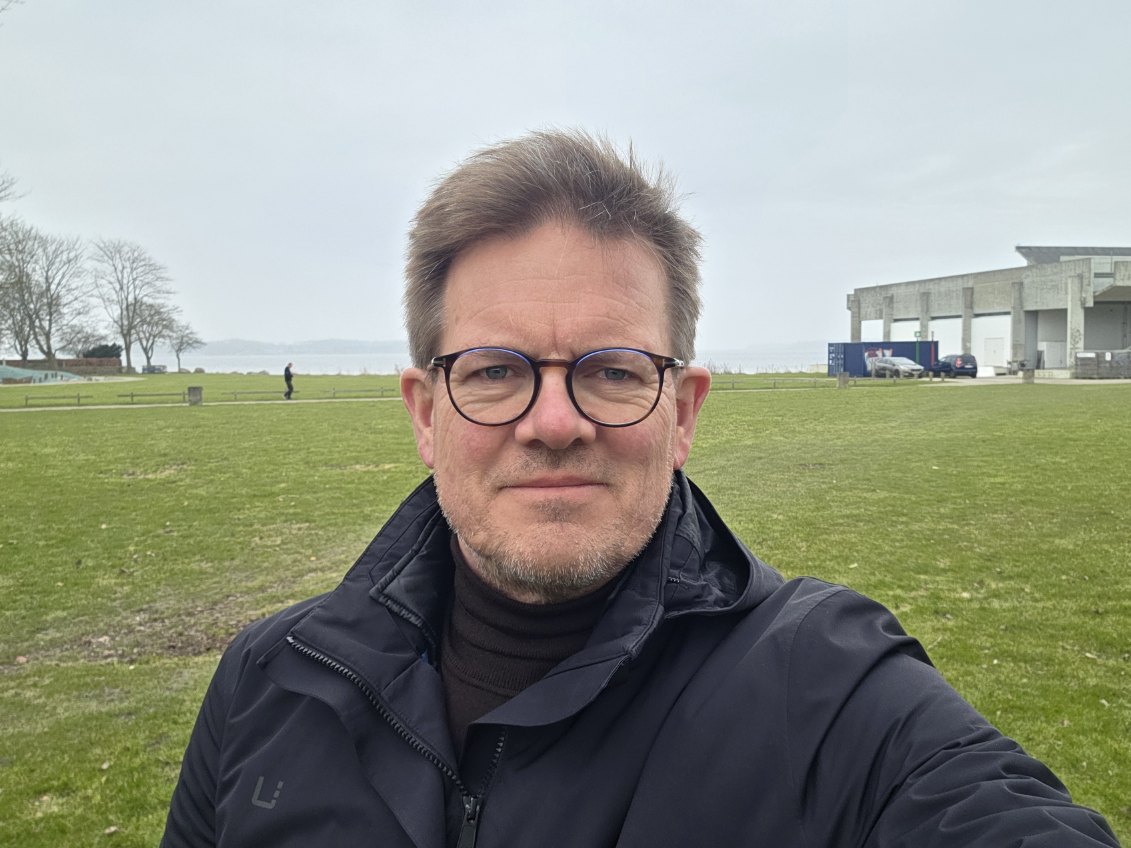 Peter Lunding Smith er en af de naboer til den store grønne plæne ved Roskilde Havn, hvor der har været holdt biltræf. Han håber, at kommunen ser muligheder for at bruge arealet til andre spændende ting.