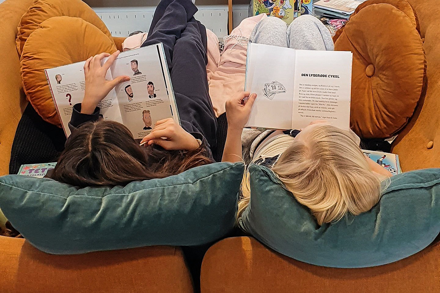Aftenen byder på fire timers readathon, hyggelige pauser – og naturligvis pizza, snacks og drikkevarer, som biblioteket sørger for.