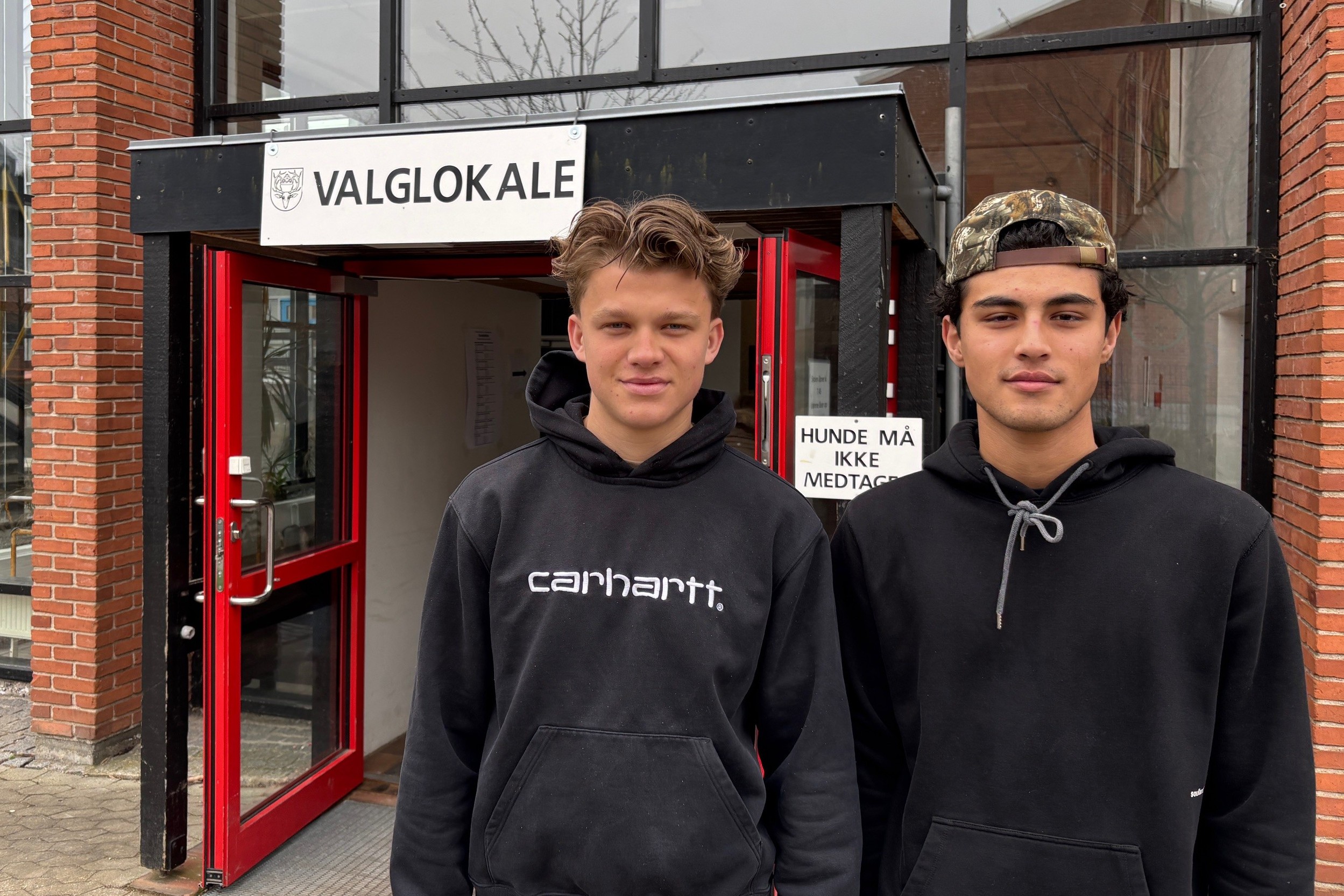 Wiliam og Rosula ved afstemningsstedet på Usserød Skole.
