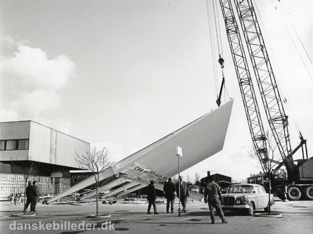 Den berømte filmfotograf Henning Bendtsen fik i 1967 bevilling til at drive en bil-bio på en parkeringsplads i Rødovre Centrum - danskebilleder.dk Den berømte filmfotograf Henning Bendtsen fik i 1967 bevilling til at drive en bil-bio på en parkeringsplads i Rødovre Centrum