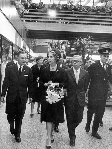 Dronning Ingrid og gartner Knudsen under et besøg i Rødovre Centrum i april 1966. - Rødovre Centrums arkiv Dronning Ingrid og gartner Knudsen under et besøg i Rødovre Centrum i april 1966.