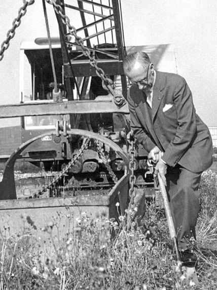 Borgmester Gustav Jensen tager det første spadestik til Rødovre Centrum den 16. april 1963. - Rødovre Centrums arkiv Borgmester Gustav Jensen tager det første spadestik til Rødovre Centrum den 16. april 1963.