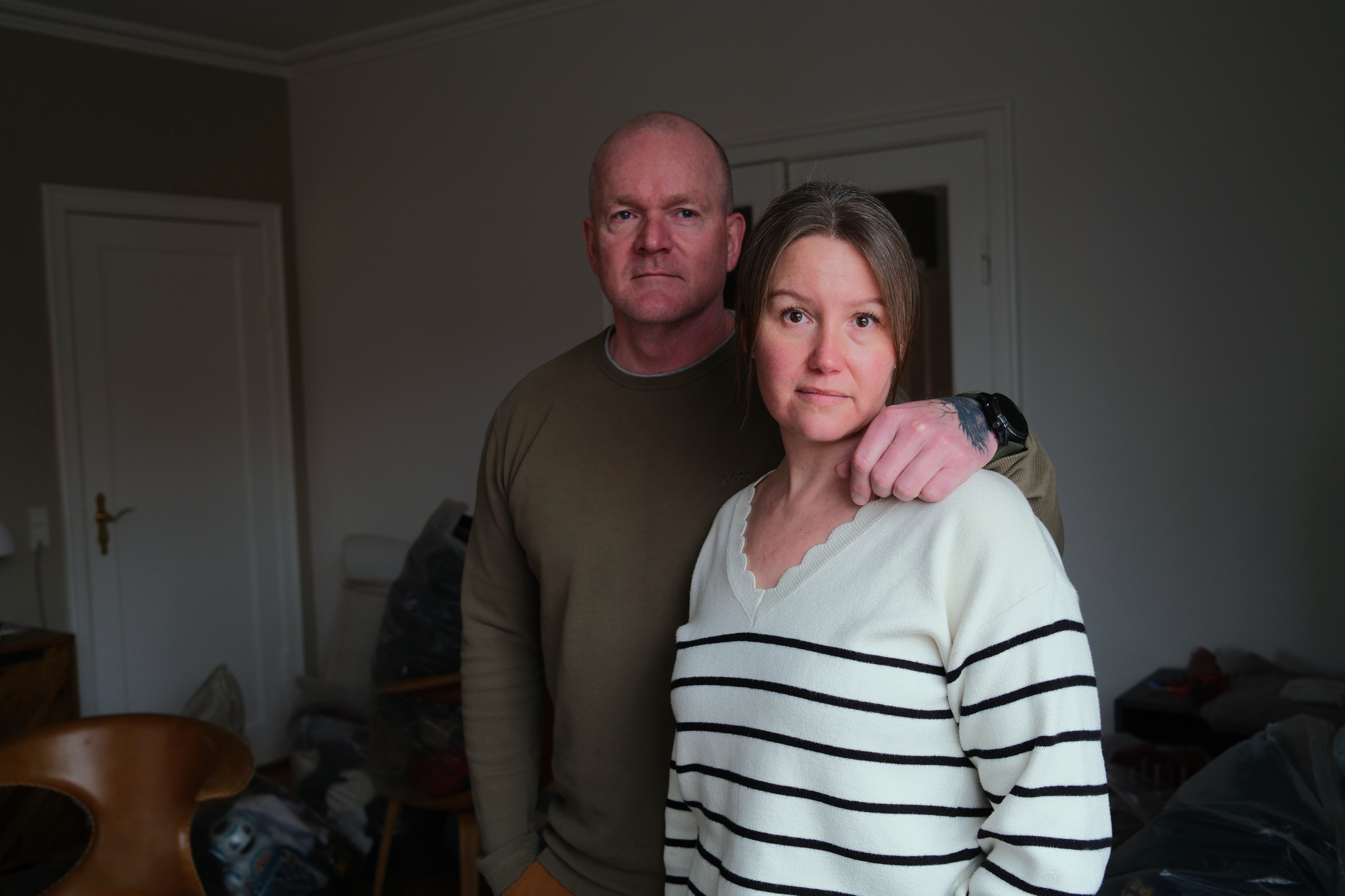 - Vi begyndte at få en fornemmelse af, at hele lejligheden var plumrådden, fortæller Lisa-Ann Sørensen, der sammen med sin mand Lars kritiserer kommunen for deres håndtering af sagen.