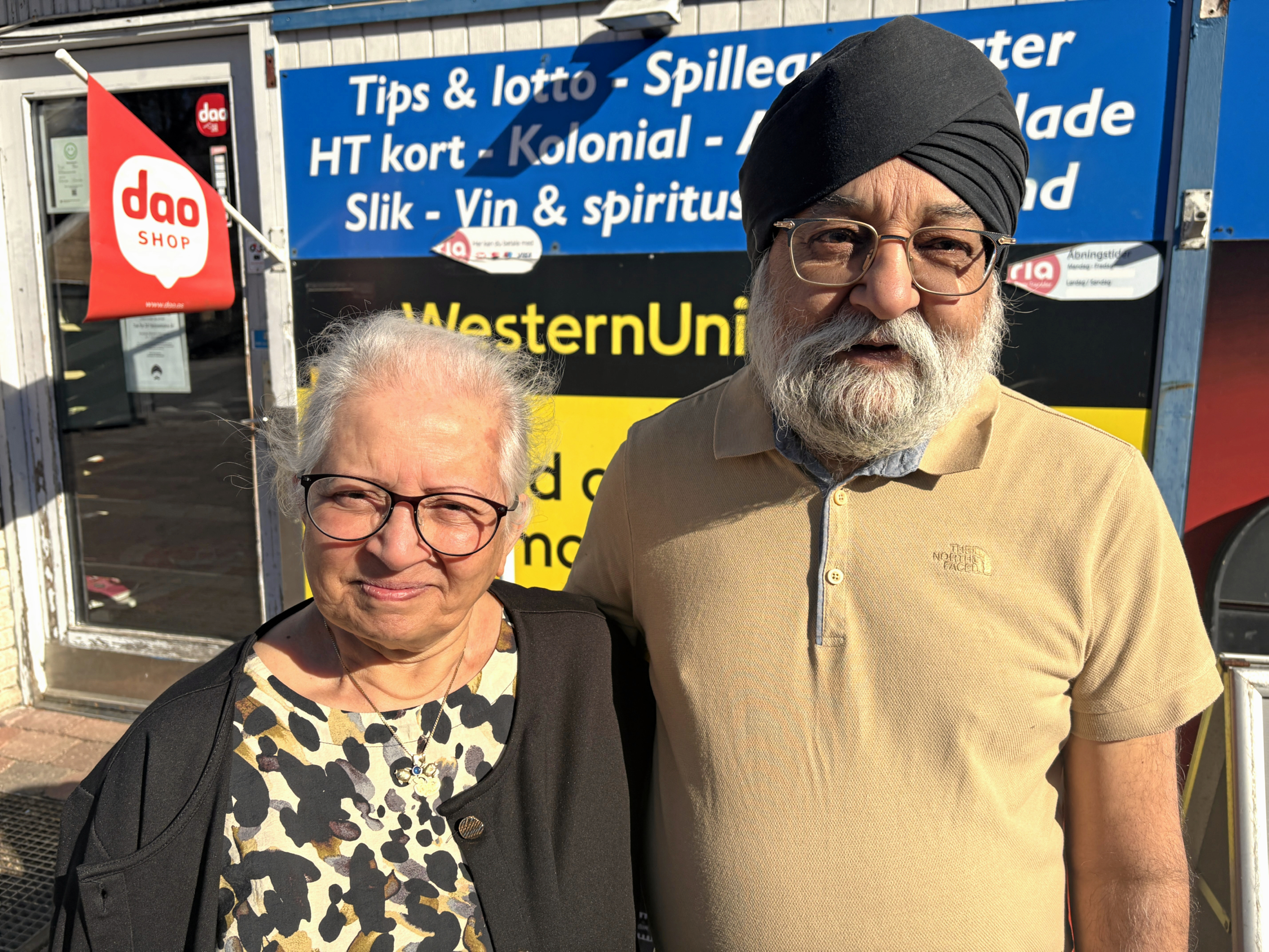 Jatinder og Tarlochan er nu 73 og 74 år gamle og har besluttet sig for at gå på pension. Dermed afslutter de et langt og aktivt arbejdsliv i købmandsforretningen.