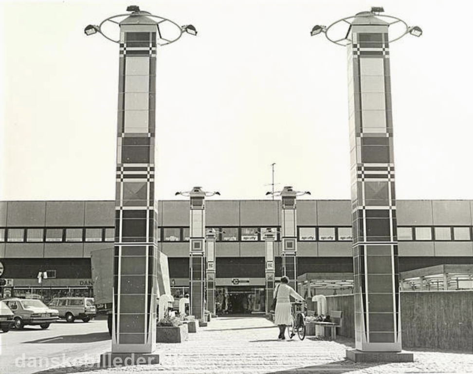 Udsmykningen i Rødovre Centrum er blevet ændret meget de sidste 50 år. Mange borgere husker sikkert stadig, da Erlings Friis’ farverige obelisker var en del af udsmykningen af centeret ud mod Tårnvej. Billedet er fra 1986. - Rødovre Arkiv Udsmykningen i Rødovre Centrum er blevet ændret meget de sidste 50 år. Mange borgere husker sikkert stadig, da Erlings Friis’ farverige obelisker var en del af udsmykningen af centeret ud mod Tårnvej. Billedet er fra 1986.