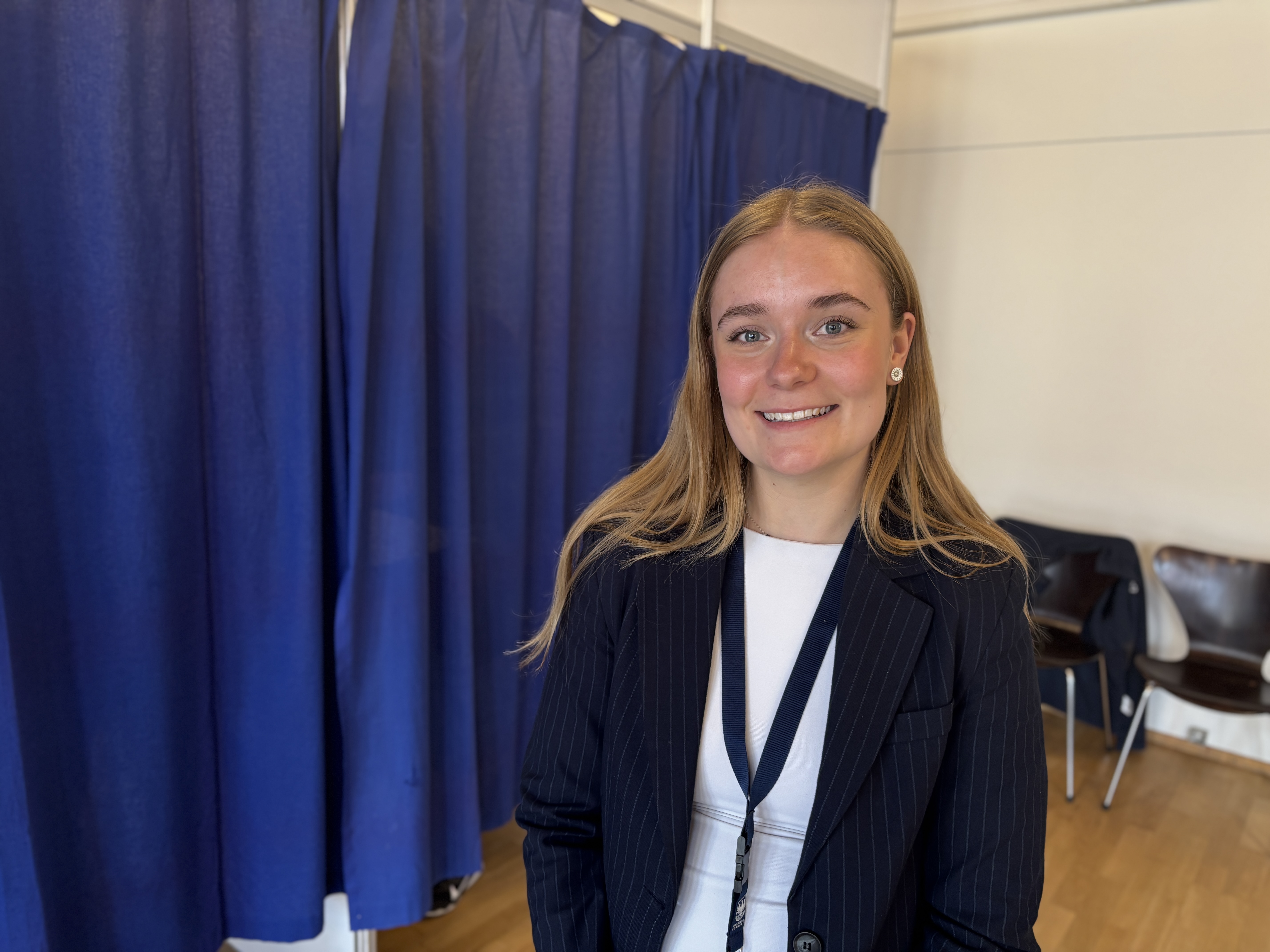 På valgdagen hjalp Victoria Helene Olsen til ved stemmeboksene på Roskilde Bibliotek i et forsøg på at holde nerverne på afstand.