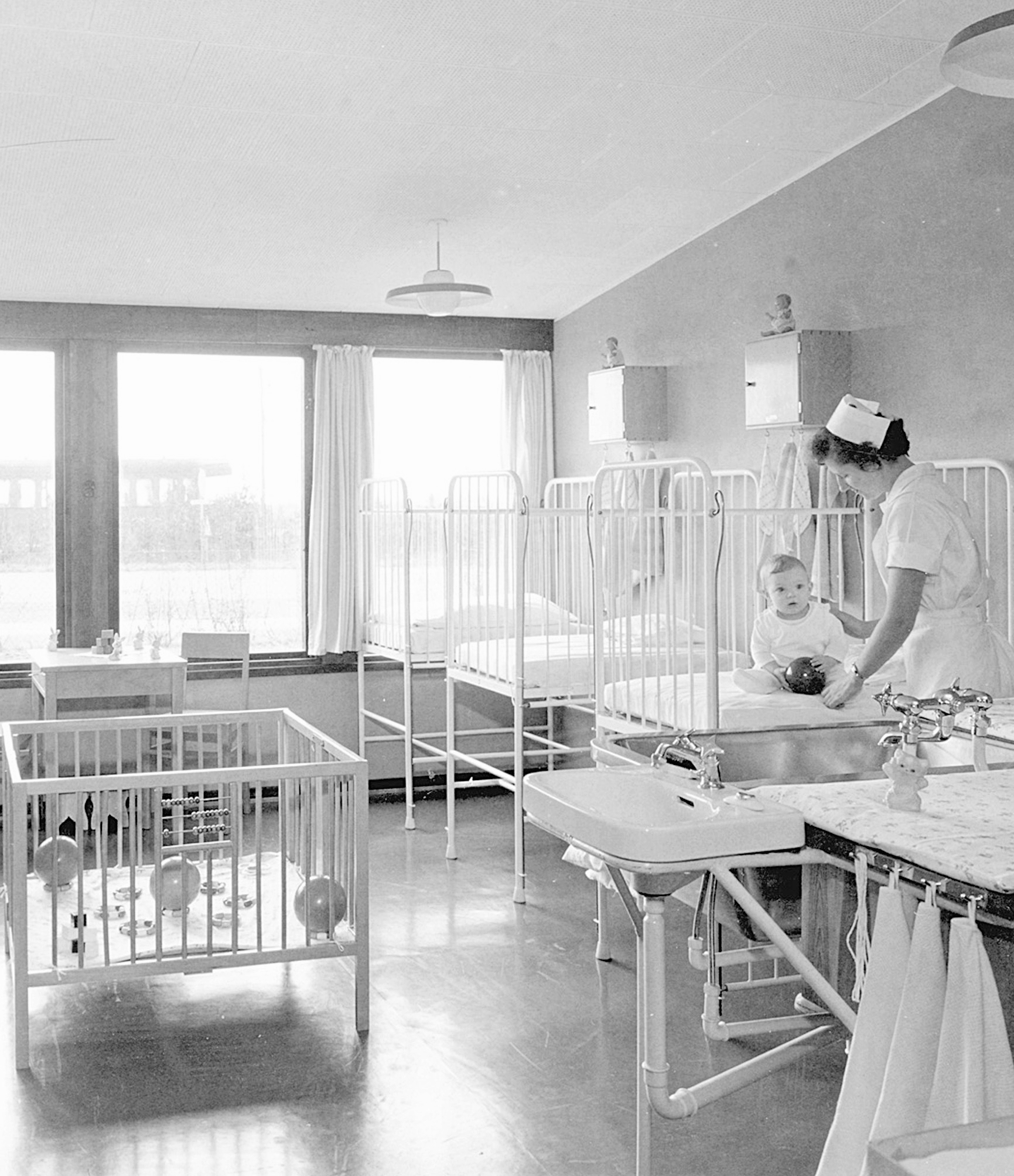 Vidste du, at der har været en fødeklinik i centeret? Faktisk kom flere end 20.000 børn til verden i Rødovre Centrum hos Den berømte jordemoder Gyda Weng. Heriblandt tidligere statsminister Helle Thorning Schmidt. Fødeklinikken åbnede sammen med centeret den 1. april og hjalp familier med at vokse frem til den 29. december 1983. - Rødovre Arkiv Vidste du, at der har været en fødeklinik i centeret? Faktisk kom flere end 20.000 børn til verden i Rødovre Centrum hos Den berømte jordemoder Gyda Weng. Heriblandt tidligere statsminister Helle Thorning Schmidt. Fødeklinikken åbnede sammen med centeret den 1. april og hjalp familier med at vokse frem til den 29. december 1983.