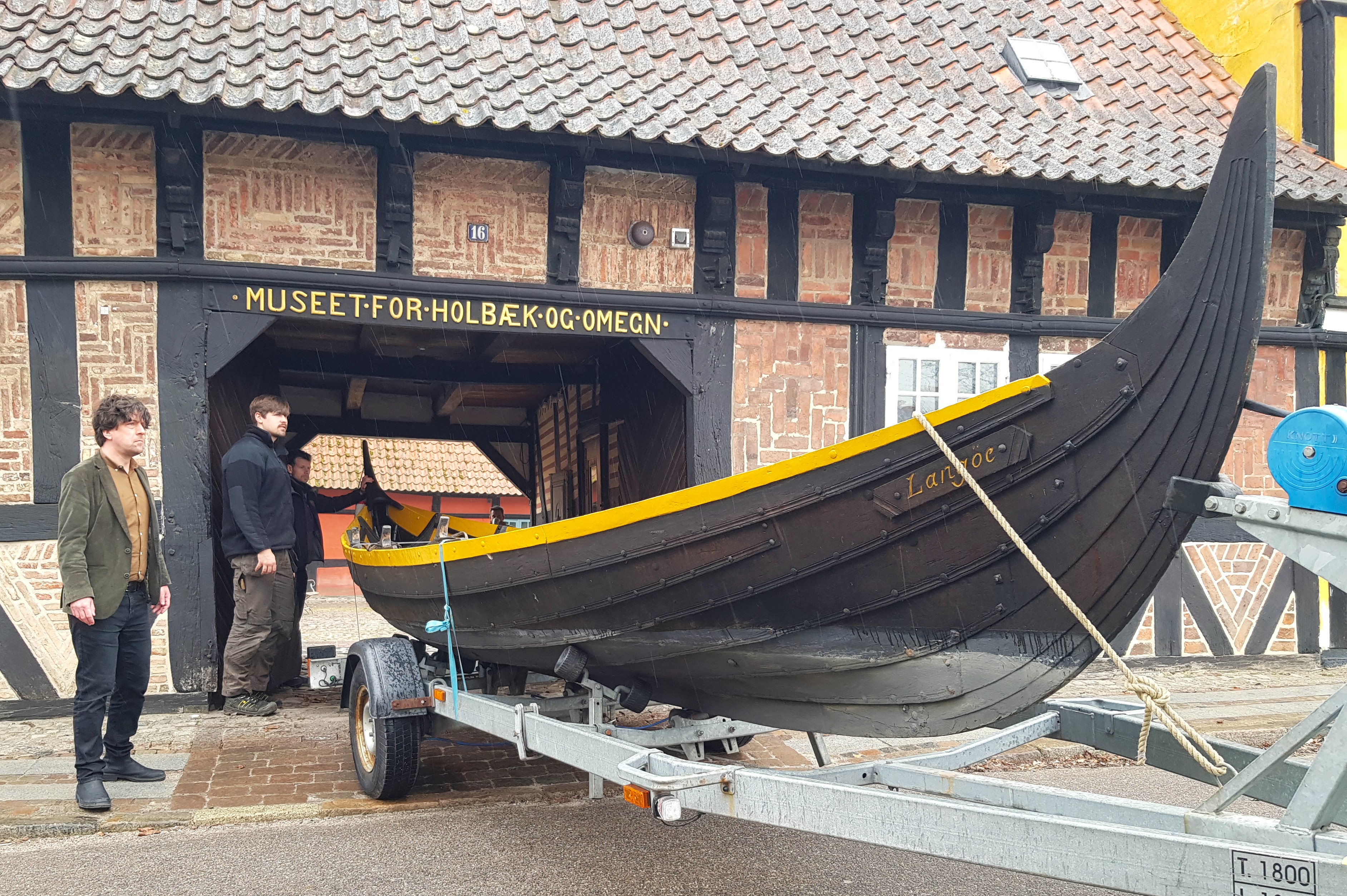 Det gode skib Langòe, en 7,70 meter lang rekonstruktion af vikingetids-fundet Gislingebåden, ankom tirsdag til Holbæk Museum.