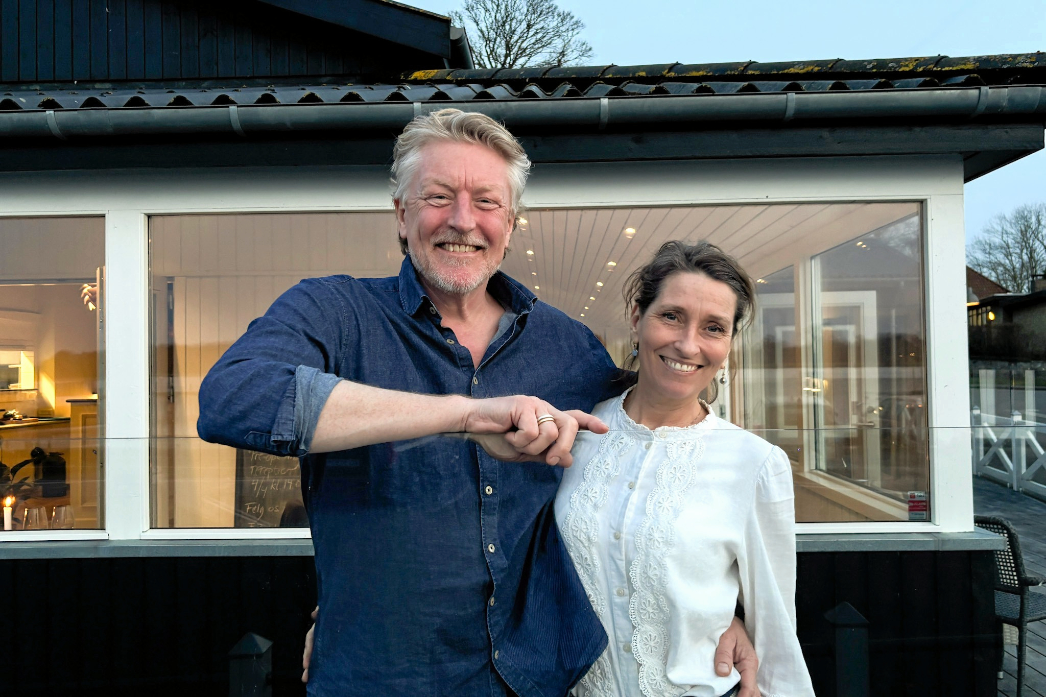 Henrik og Majken Juel Heskjær foran deres nye beværtning.