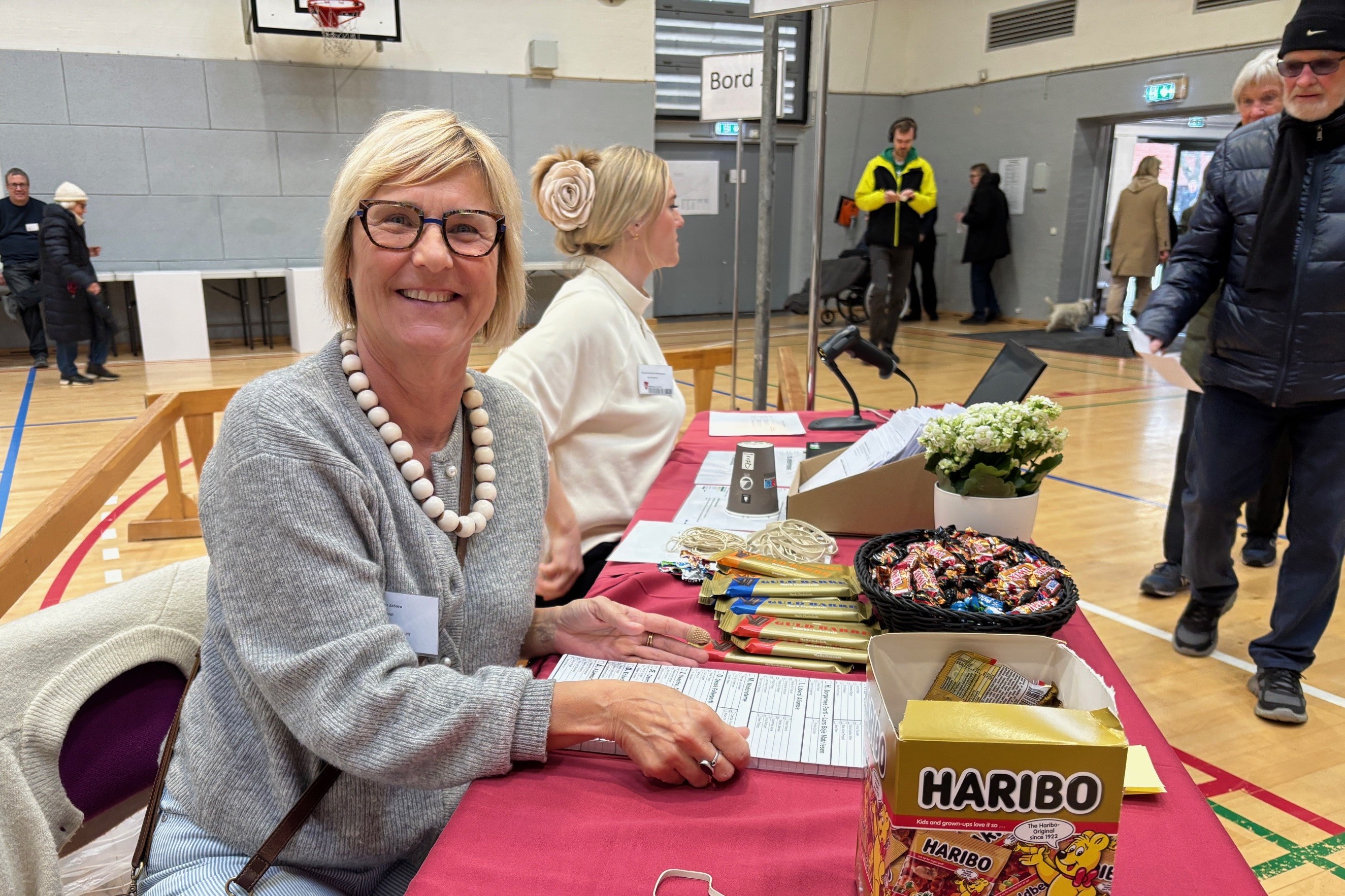 Suzanne Zabava er en af de frivillige, der hjælper til med forskellige opgaver på valgstedet.