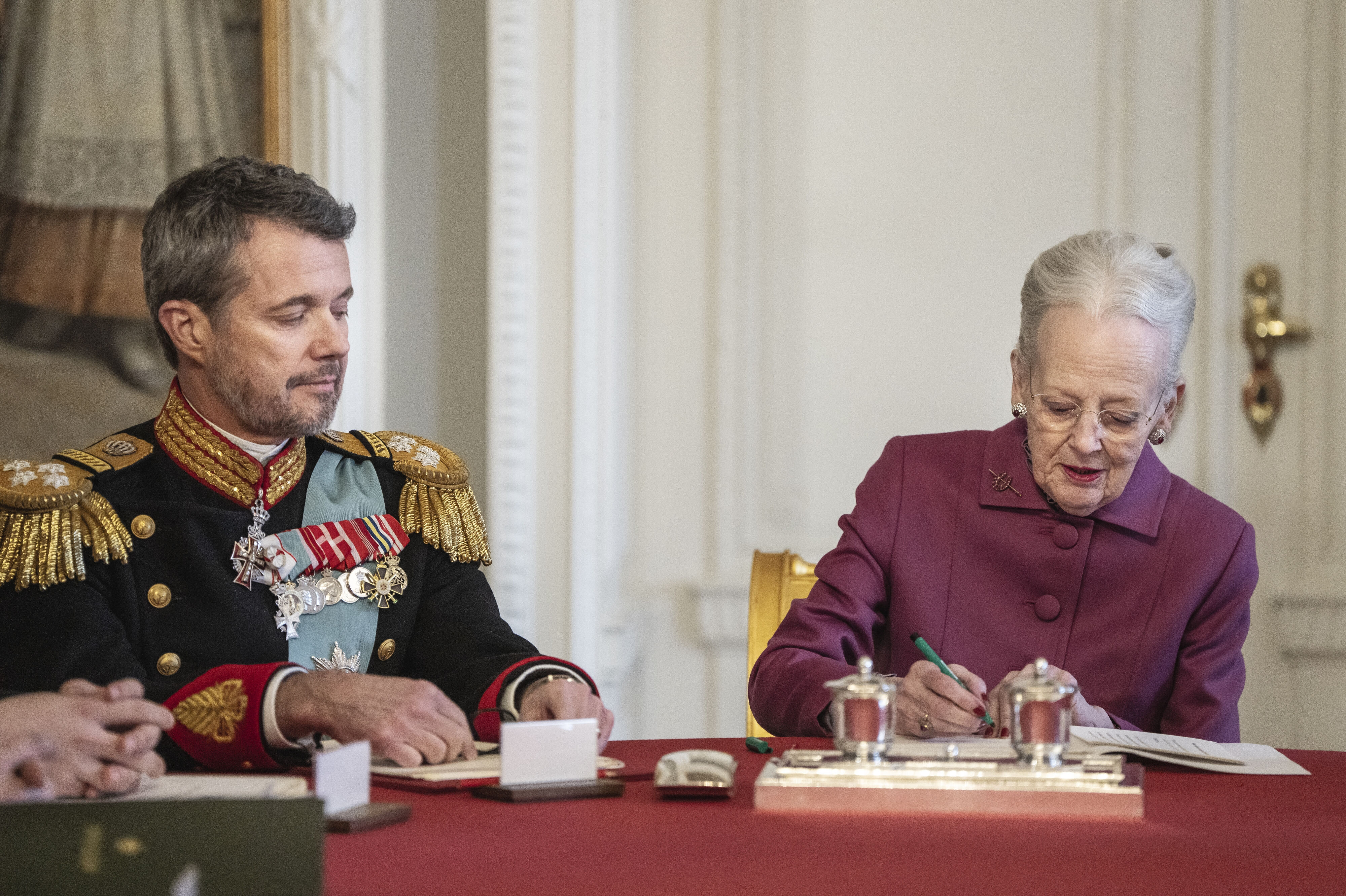 Det var i et statsråd 14. januar 2024, at dronningen abdicerede. Efter folketingsvalget tirsdag skal kong Frederik afholde sin første kongerunde. Det er normalt dagen efter valget, typisk om formiddagen, at partilederne indfinder sig på Amalienborg. (Arkivfoto).