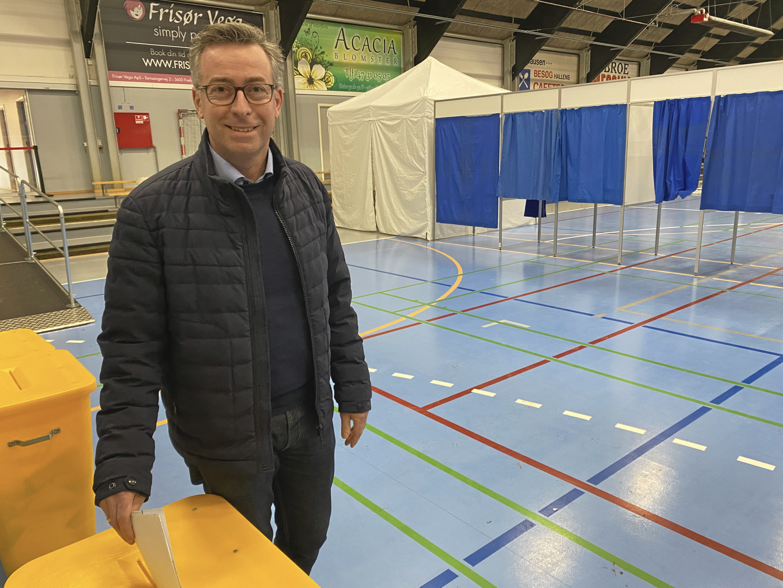 Hans Andersen (V) stemte selv i Frederikssund Hallen. Han må konstatere, at ikke nok satte kryds ved hans navn, og han er derfor ikke længere folketingsmedlem.