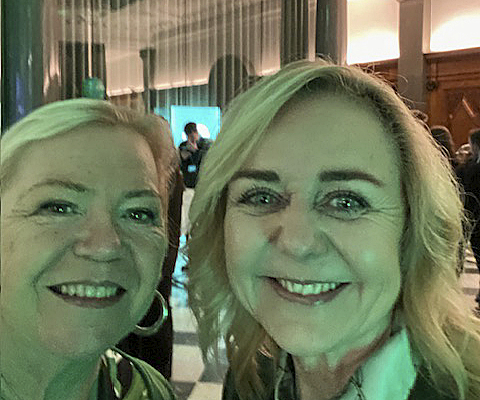 Jane Christensen (C) sammen med partiformand Mona Juul på en selfie under valgnattens fest i Tietgens Hus i København.