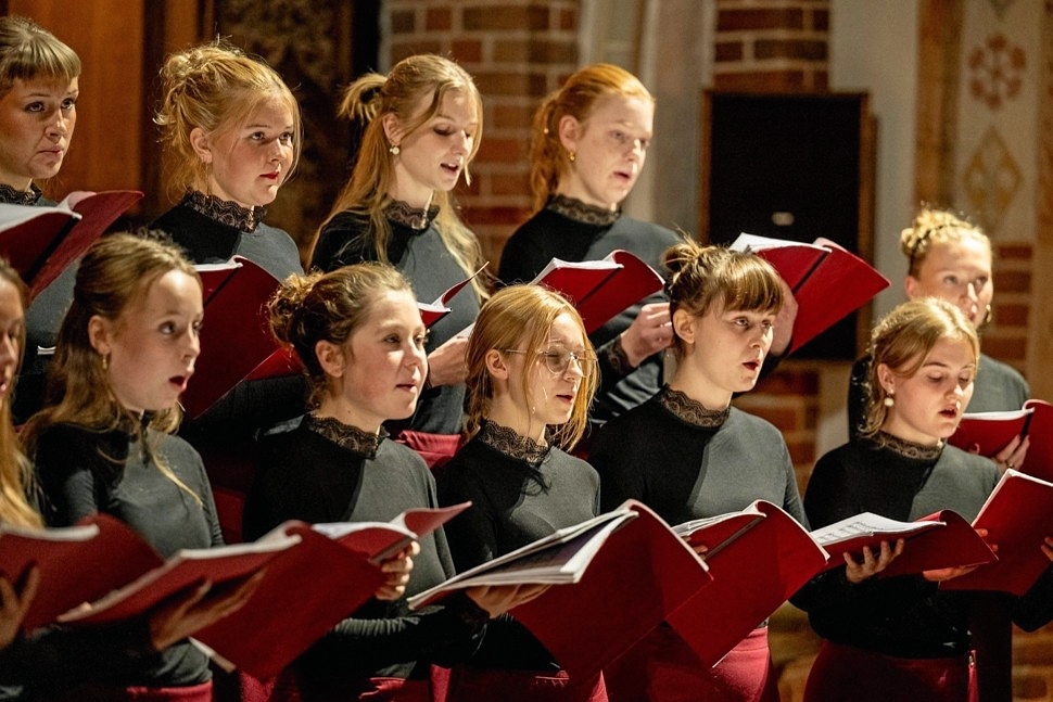 Roskilde Domkirkes Pigekor og et barokensemble opfører Pergolesis Stabat Mater i Frederiksborg Slotskirke. Instrumentalensemblet ledes af Mette Bjærang Søberg.