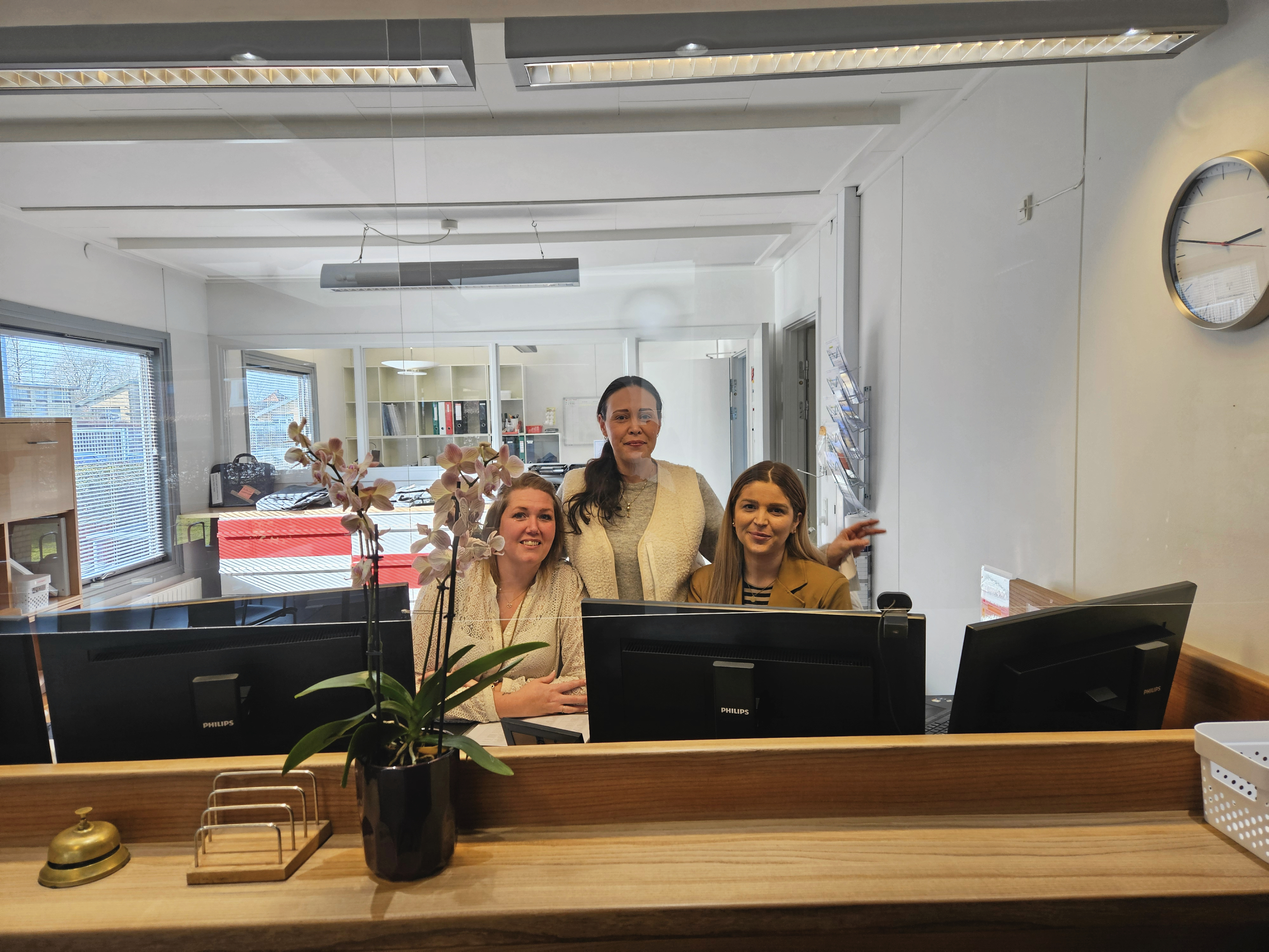 Praksismanager Dianne og de to lægesekretærer, Tannie og Sofie, tager imod patienterne i lægehuset.