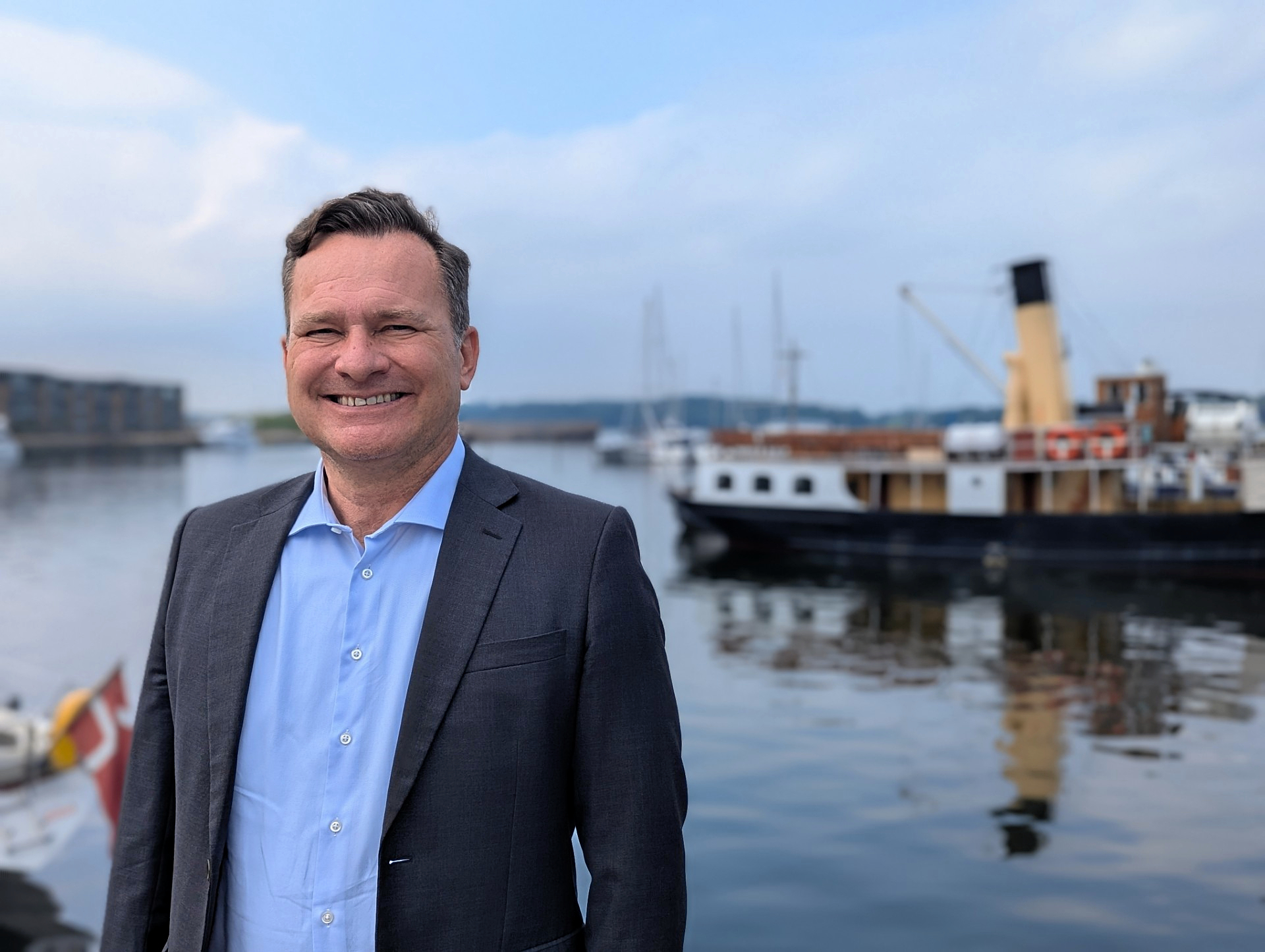 Jens Hald, direktør i Frederikssund Erhverv, er tidligere borgmester i Lejre Kommune for Venstre, mangeårigt folketingsmedlem og har ledererfaring fra større organisationer og egne virksomheder.