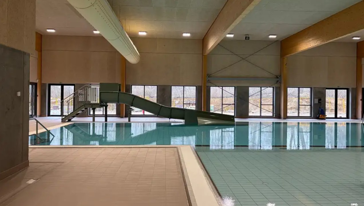 Den nye svømmehal indeholder flere nye bassiner til både børn og voksne.