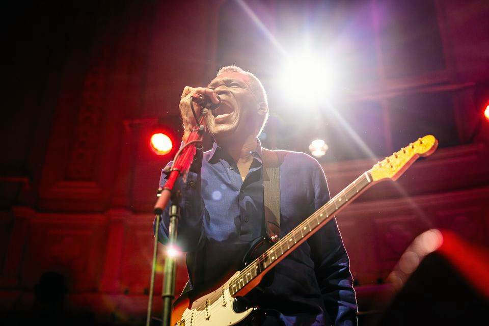 Robert Cray spiller torsdag 28. maj på Store Scene, Kulturværftet i Helsingør. Han ledsages af Richard Cousins, Dover Weinberg og Les Falconer.