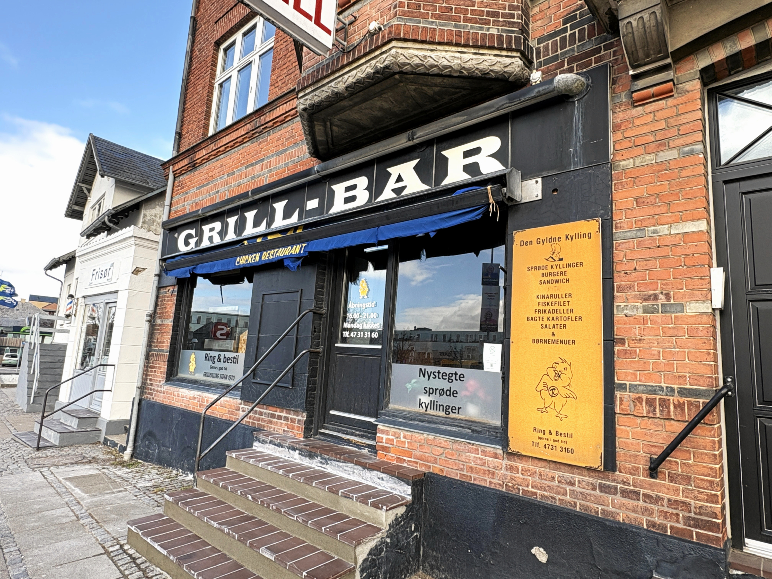 Trods rosende anmeldelser og loyale kunder har grillbar fået politianmeldelser og bøder for mangelfuld egenkontrol. Glad smiley i vinduet var fup.