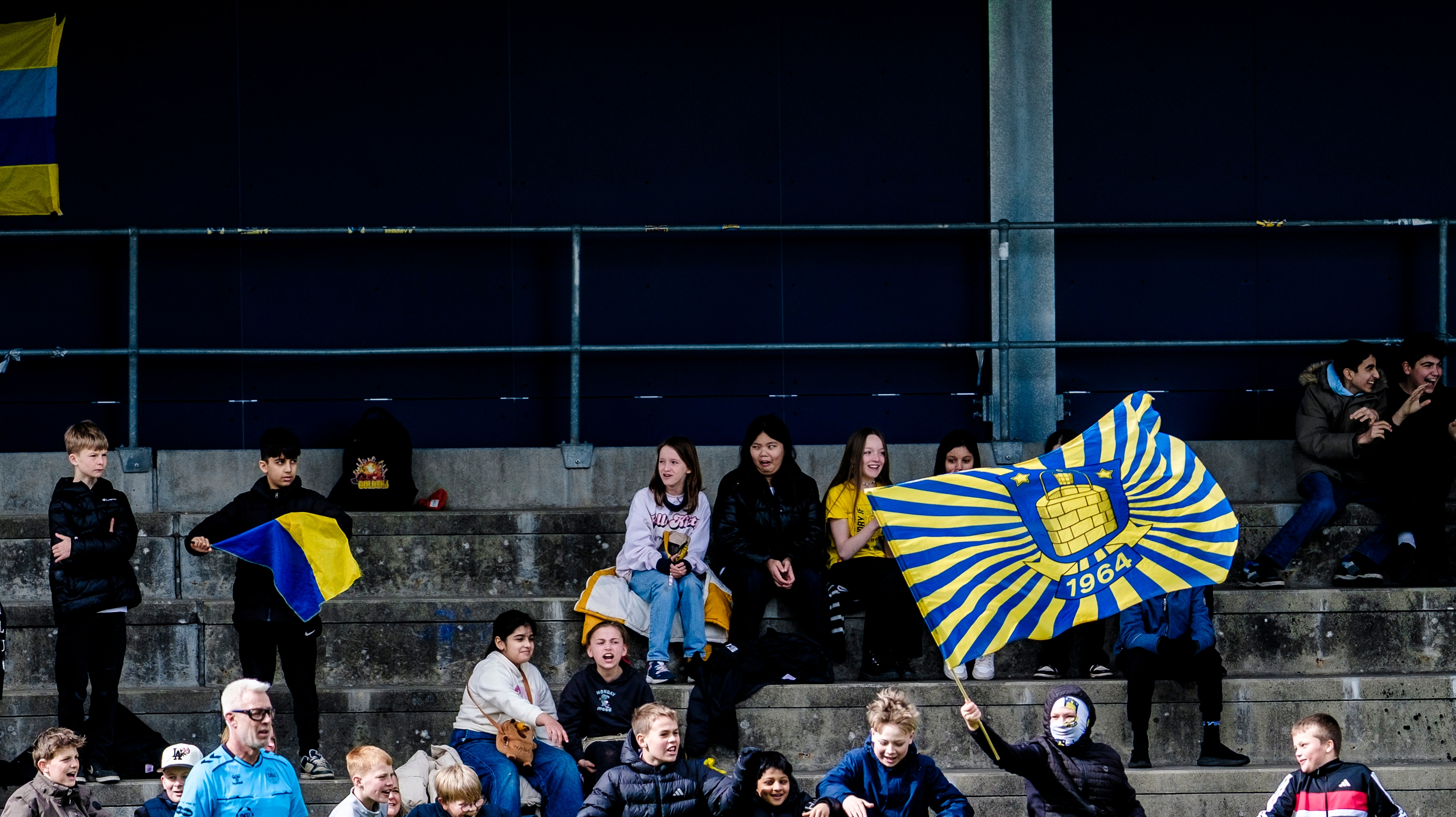 Pigerne fra Brøndbyvester Skole havde massiv opbakning fra skolekammeraterne i semifinalen i DBU Skolepokalen. - Robert Hendel Pigerne fra Brøndbyvester Skole havde massiv opbakning fra skolekammeraterne i semifinalen i DBU Skolepokalen.