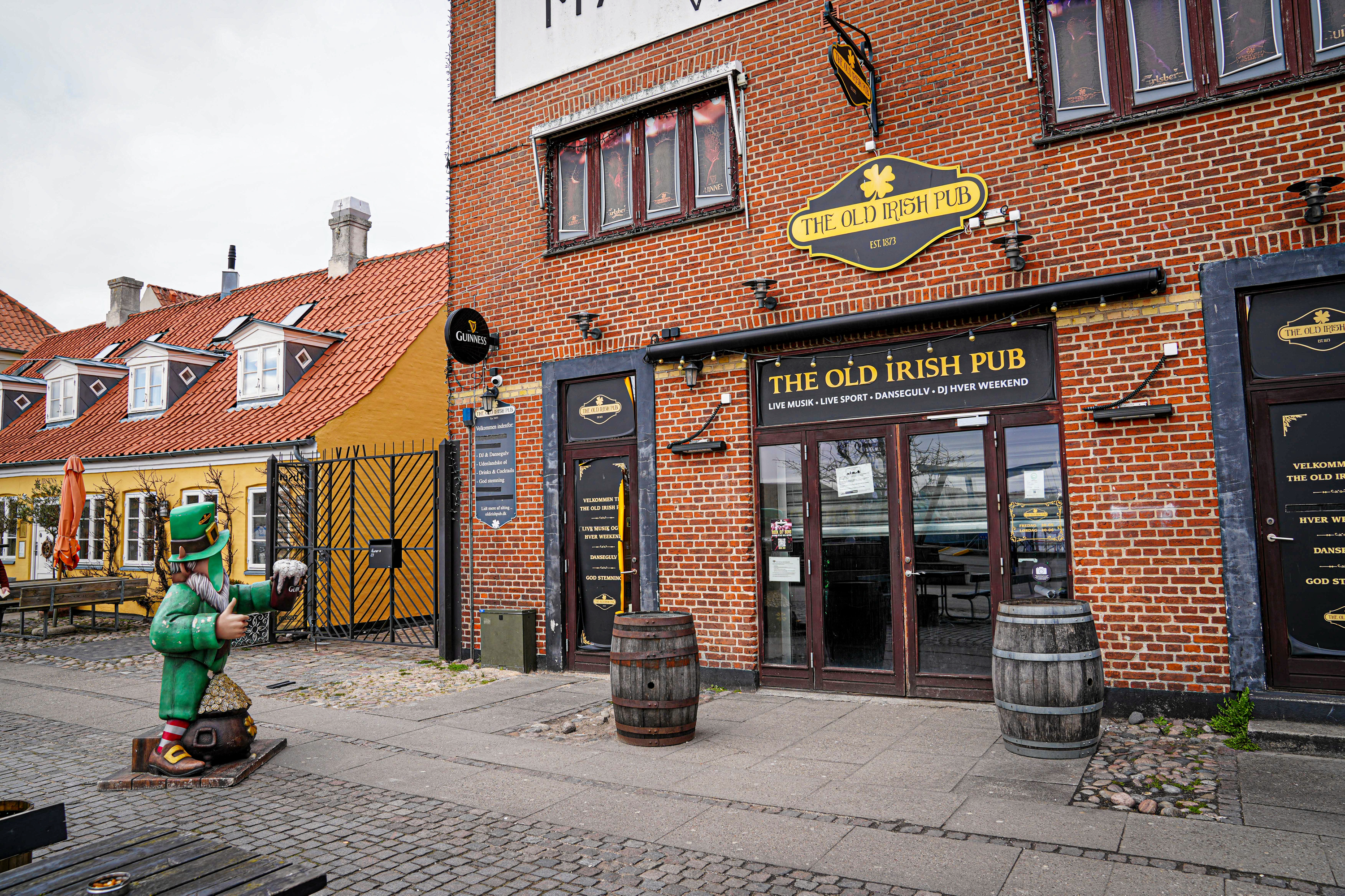 Adskillige kilder beretter om en udsævanlig mængde af stoffer på beværtningen Old Irish Pub