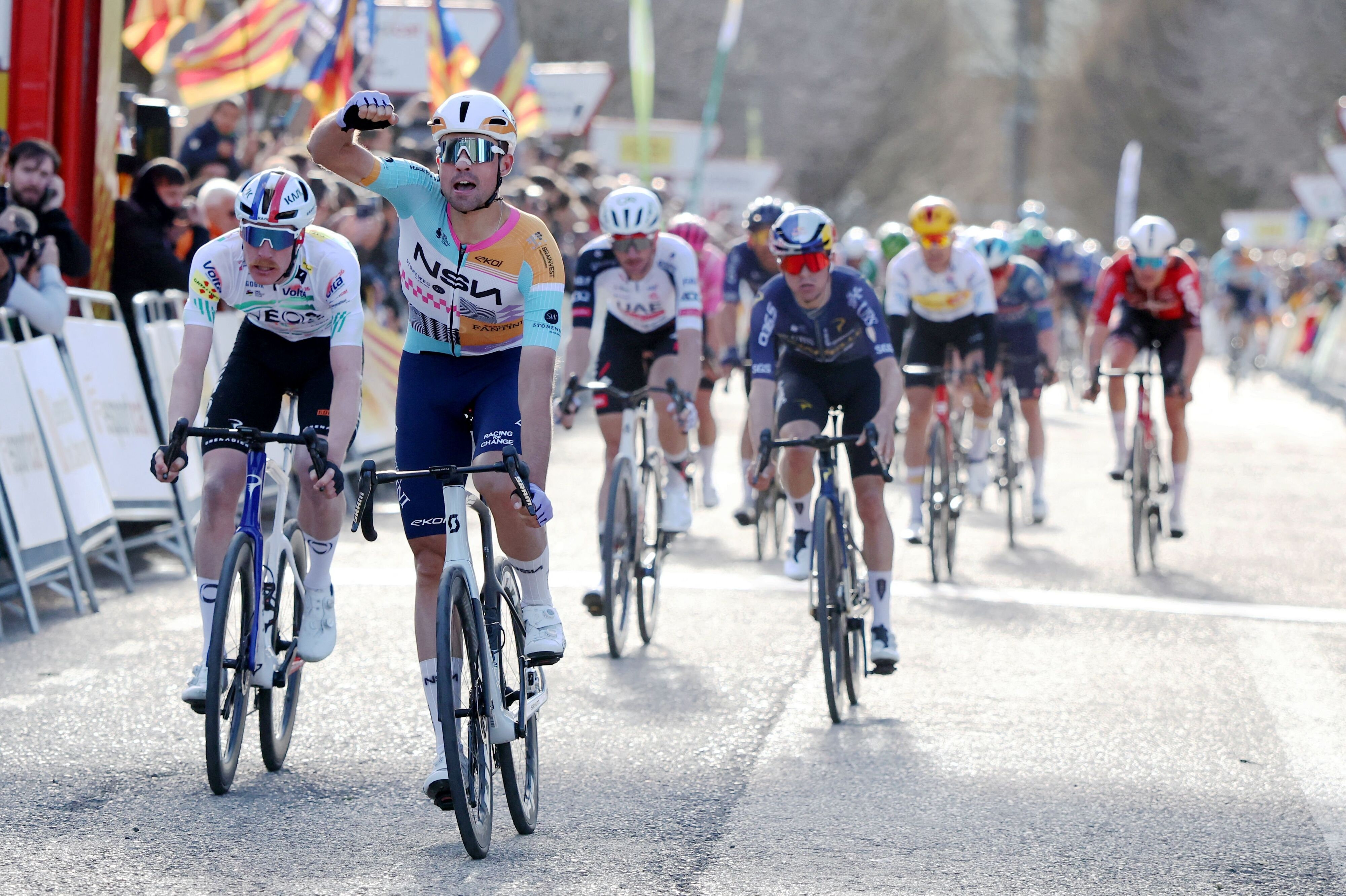 Ethan Vernon var torsdag hurtigst i en teknisk svær afslutning på 4. etape af Catalonien Rundt.