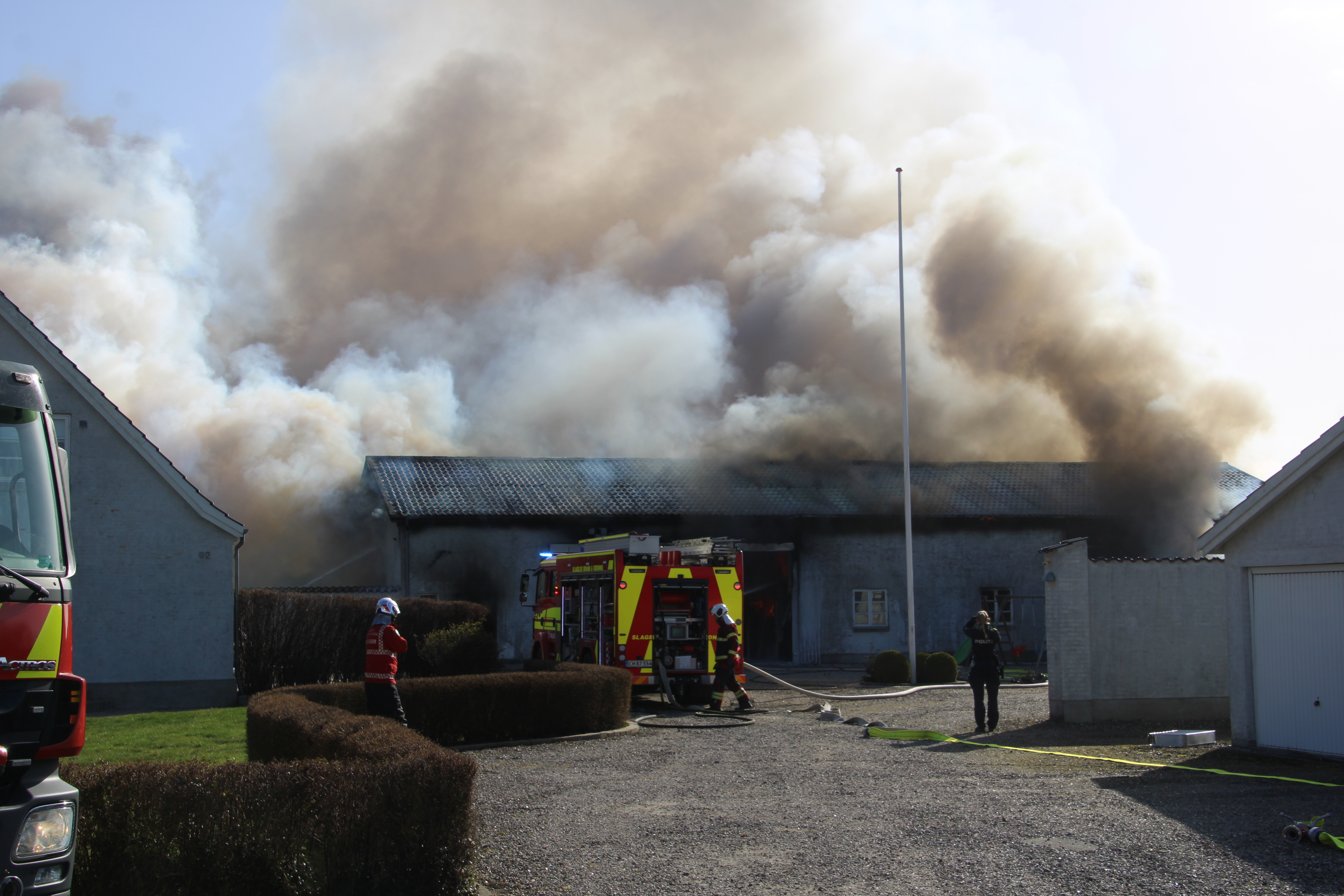 Fredag opstod en omfattende brand i en vognhal på Frølundevej.