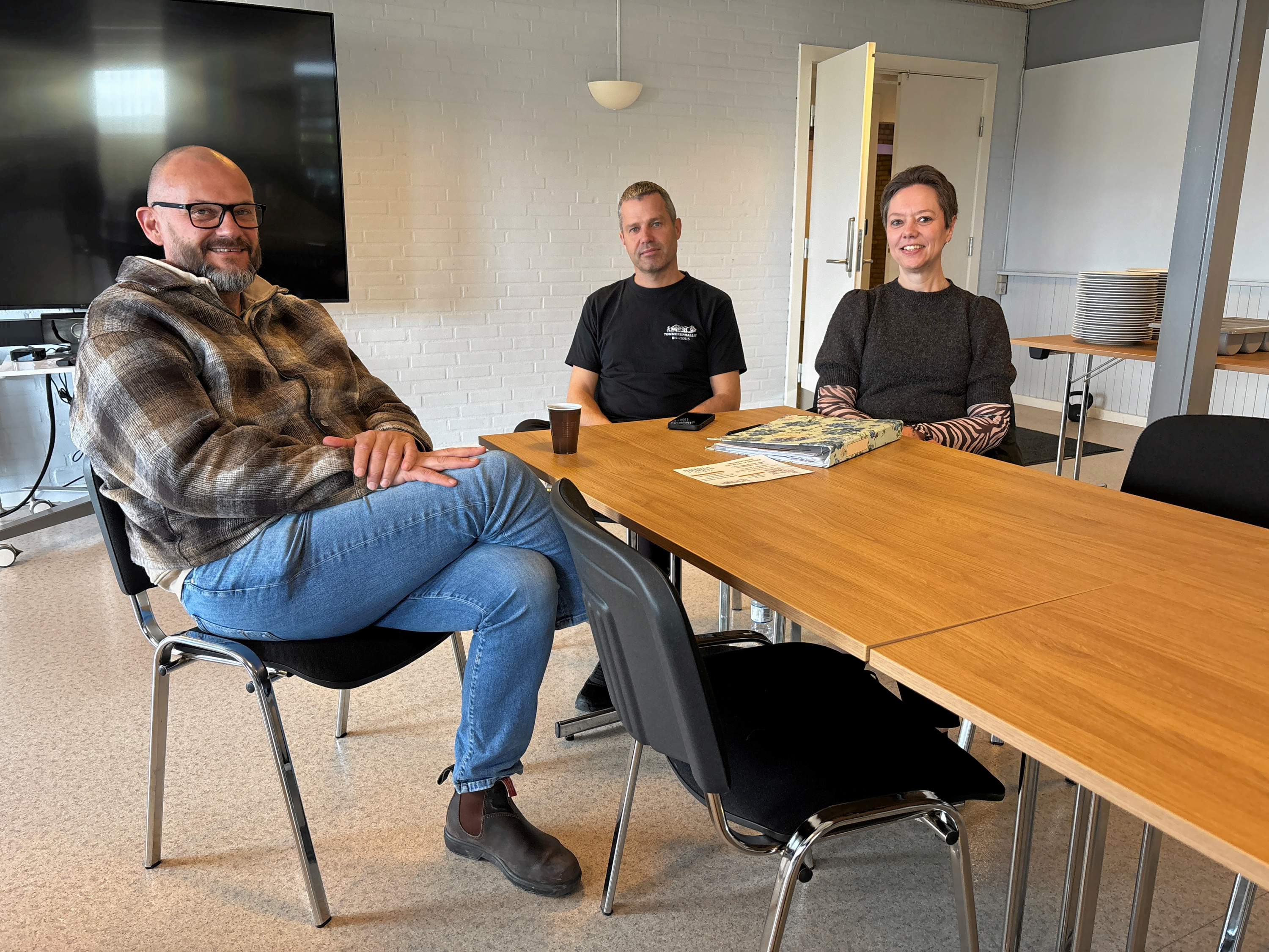 Sidste år fik Tømmeruphallen en donation på en million kroner til istandsættelse. Nu går arbejdet snart i gang, og ambitionerne for den gamle hal er store. Fra venstre mod højre bestyrelsesformand Søren Gammelby, halinspektør Jack Nielsen og bestyrelsesmedlem Christina Koch Nielsen.
