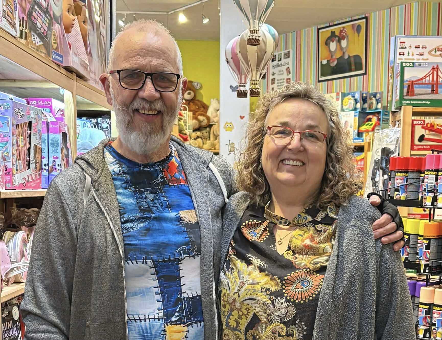 Hans og Karen Palmelund langer ud efter de lokale, der ikke bruger butikkerne.