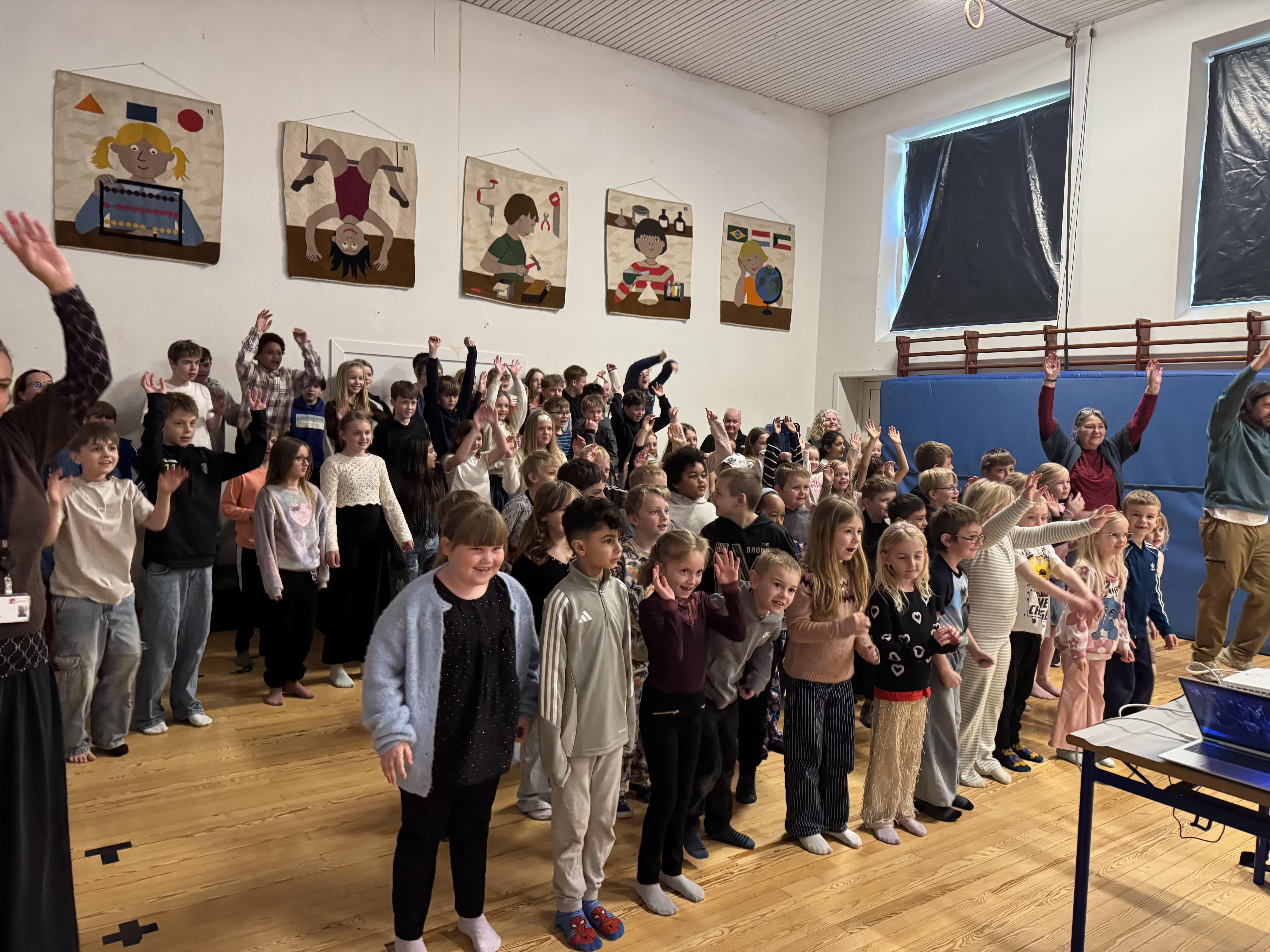 På Tømmerup Skole blev eleverne fredag sendt på påskeferie med gode sange og glade toner i anledningen af Skolernes sangdag, der arrangeres af Danmarks Radio i samarbejde med Musiklærerforeningen og Dansk Sang.