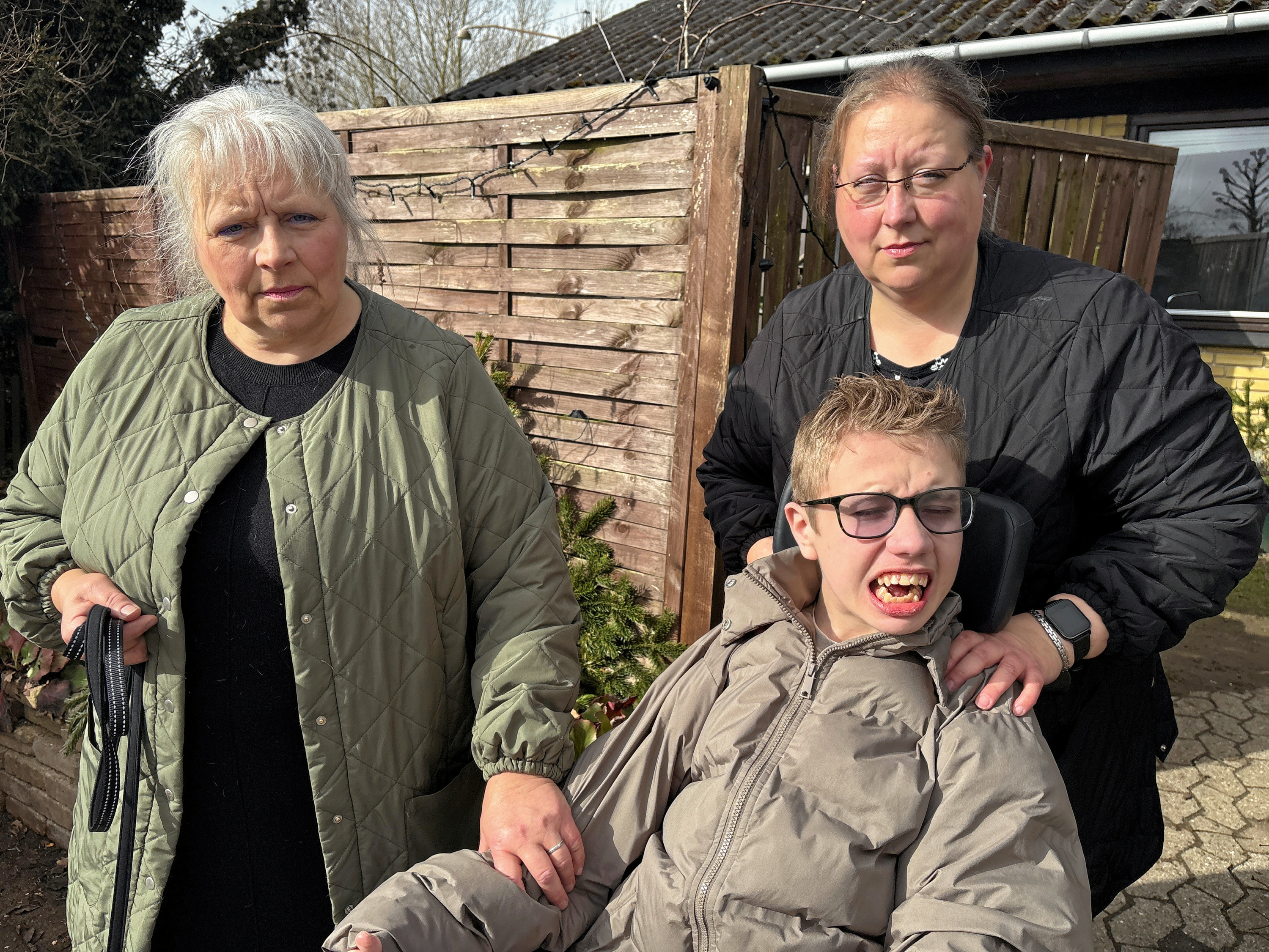 - Vi har kæmpet i over et år. Vi har betalt vores husleje og har gjort alt rigtigt. Og alligevel er vi endt på gaden med et handicappet barn, siger Anne-Marie Asperup (th) sammen med sin mor Anna Sofie og sønnen Alexsander.