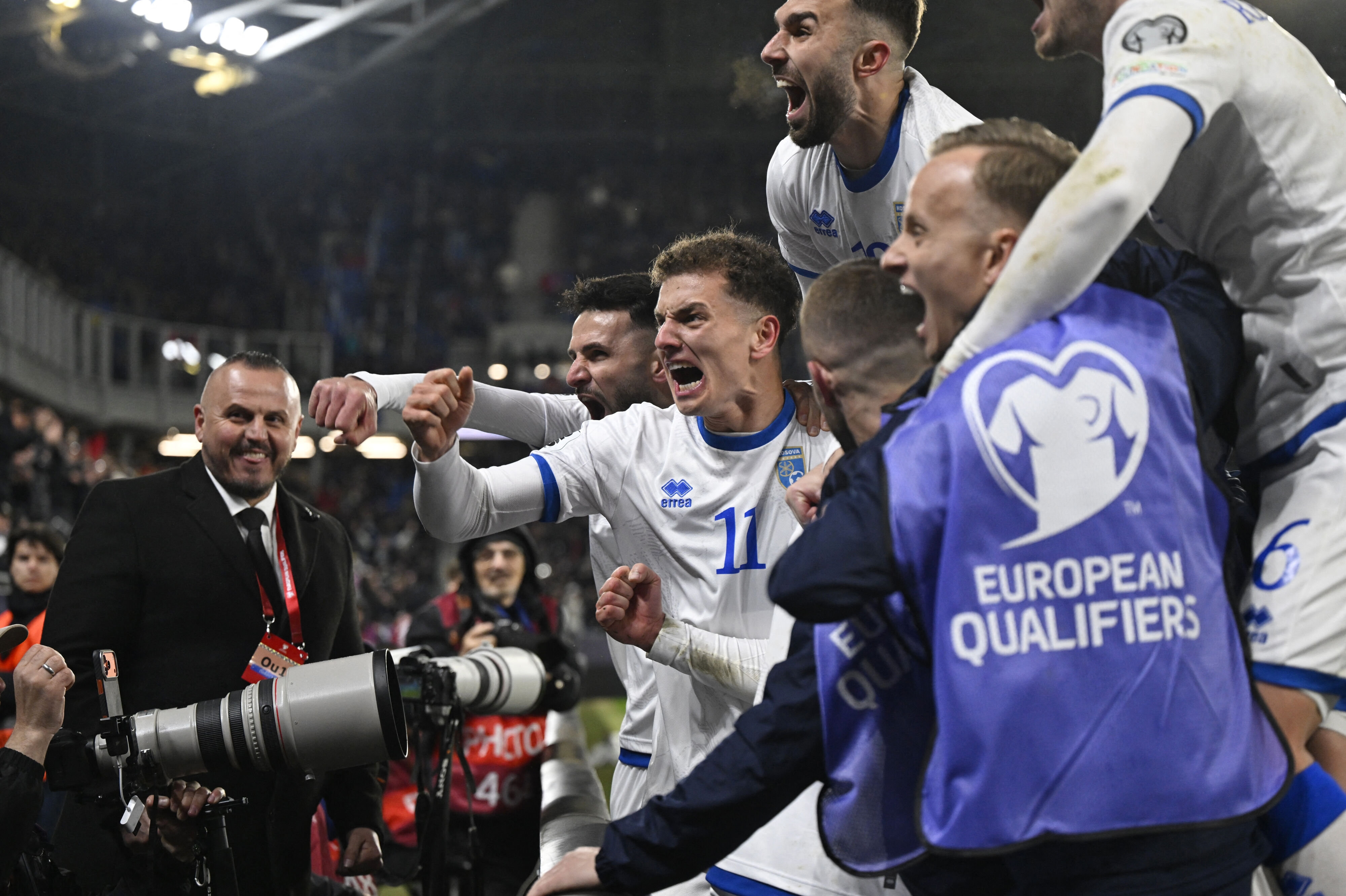På udebane mod Slovakiet kom Kosovo bagud både 0-1 og 1-2, men formåede efter pausen at vende playoffkampen til en 4-3-sejr. Landet ligger nummer 78 på Fifas verdensrangliste.