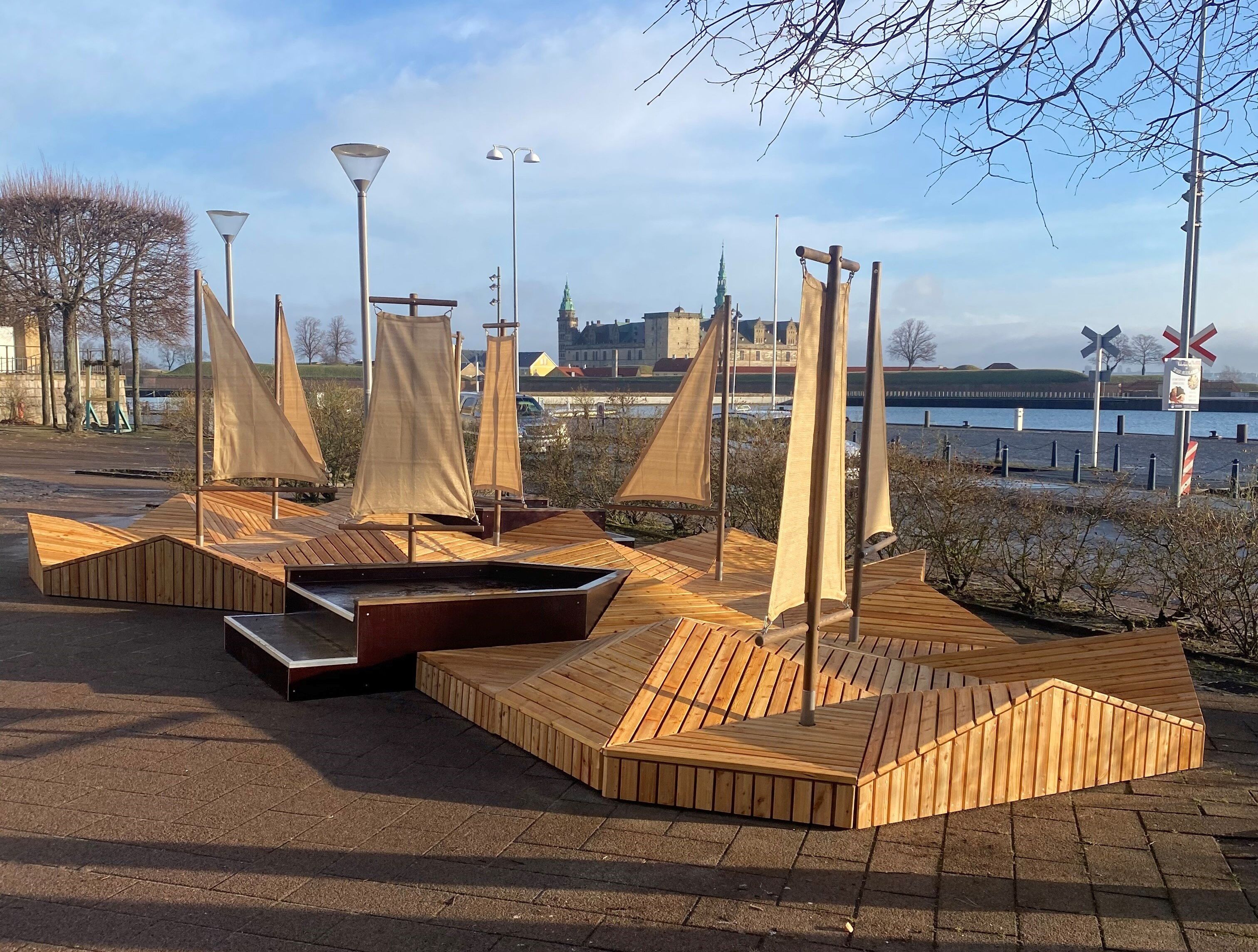 Den bynære legeplads så sådan her ud, da den blev leveret i 2022. I baggrunden kan Kronborg Slot skimtes.