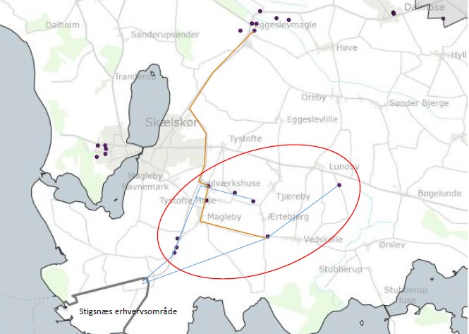 Stigsnæs Vandindvindings boringer er indrammet med rød cirkel. Tynd blå streg er eksisterende råvandsledninger. Brun streg er forslag til ny råvandsledning til SK Vand.