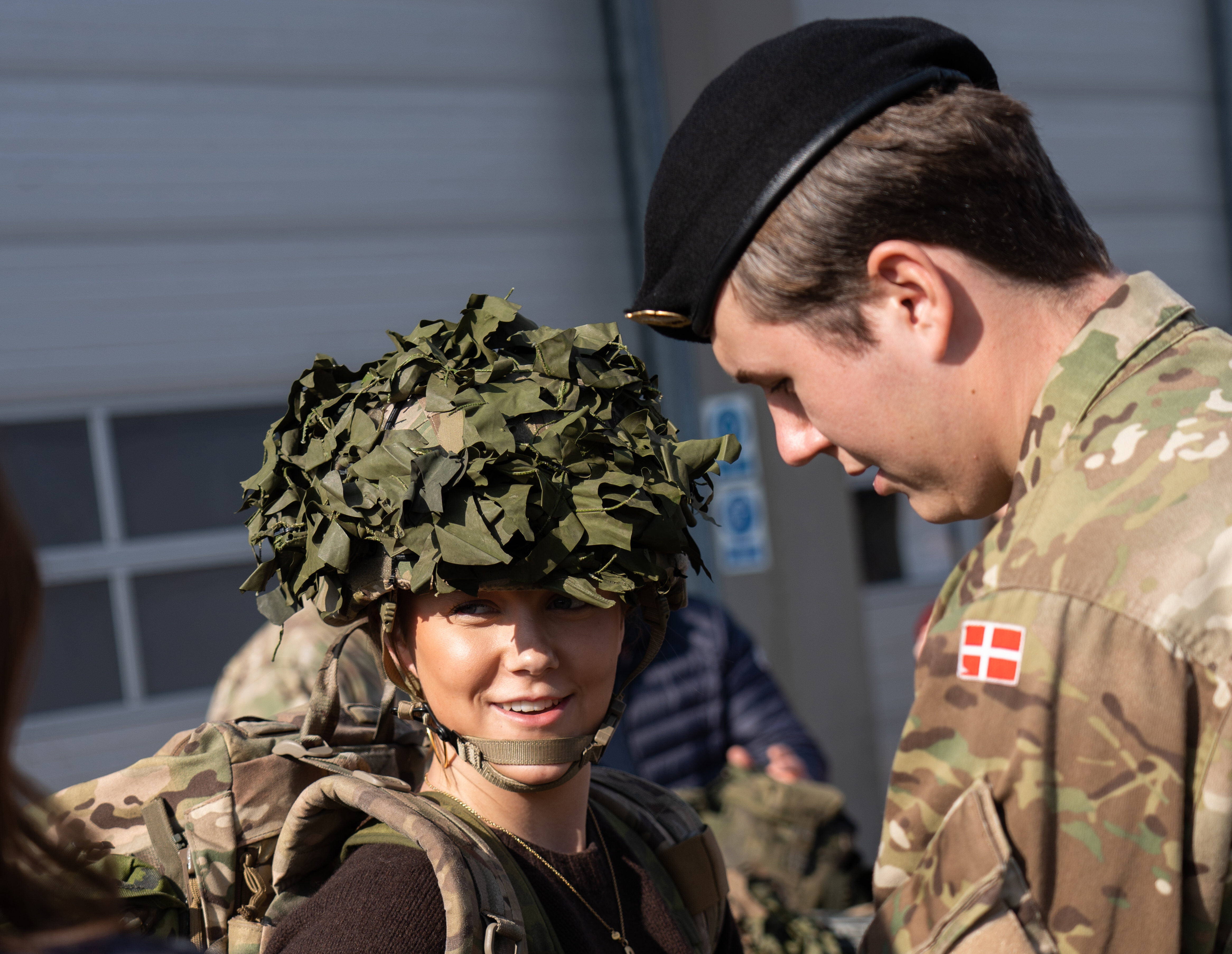 Kongehuset oplyser, at prinsesse Isabella ikke vil have løn og kostpenge, mens hun aftjener sin værnepligt i Slagelse. Også storebror, kronprins Christian, valgte løn og kostpenge fra under sin værnepligt. På billedet får prinsesse Isabella lov at prøve militært udstyr i forbindelse med et tidligere besøg på Antvorskov Kaserne.