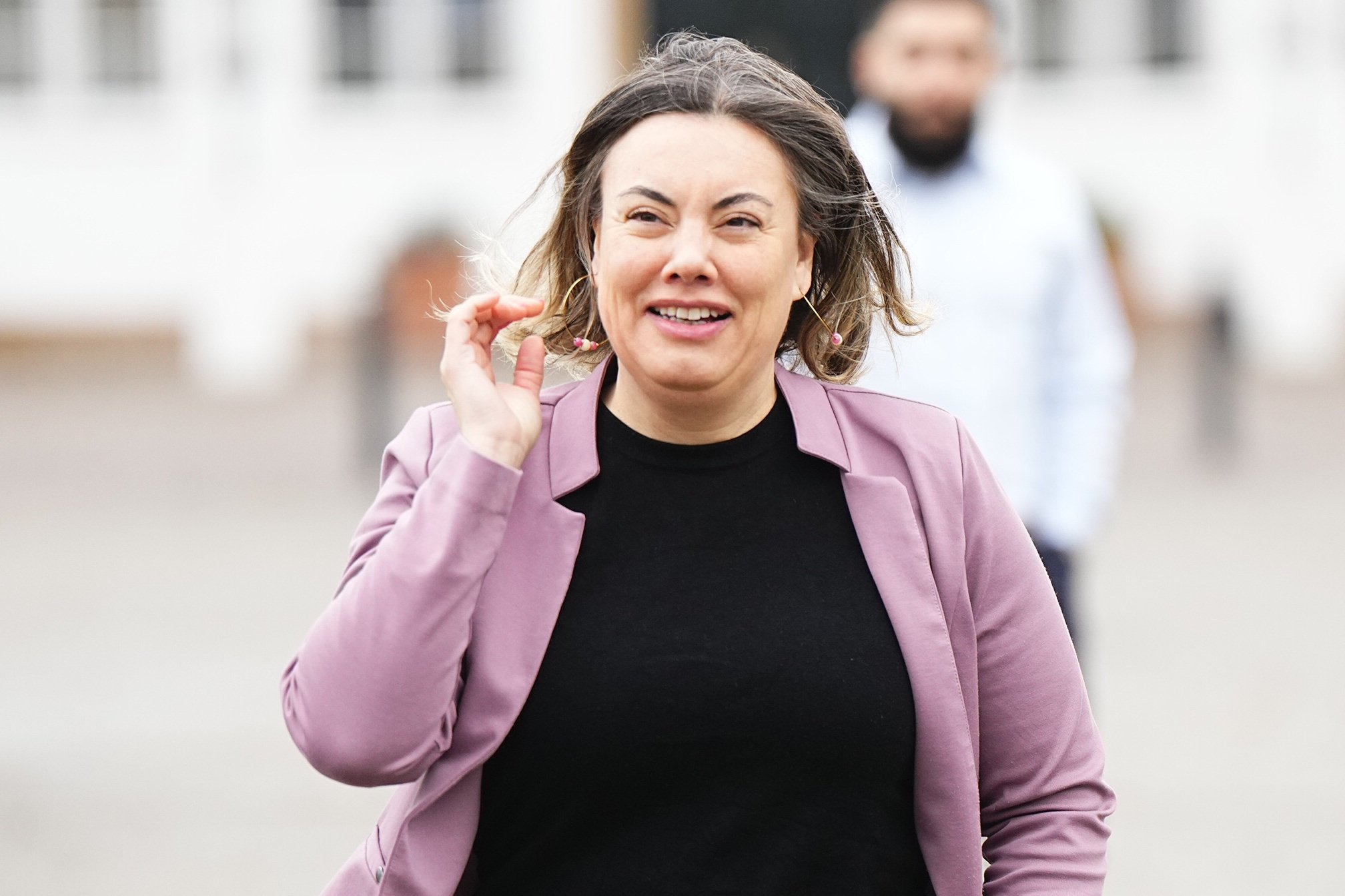 Naaja Nathanielsen fra partiet IA ankommer tirsdag til regeringsforhandlinger på Marienborg i Kongens Lyngby. Her forsøger fungerende statsminister Mette Frederiksen (S) at lægge en regeringskabale efter folketingsvalget for en uge siden.