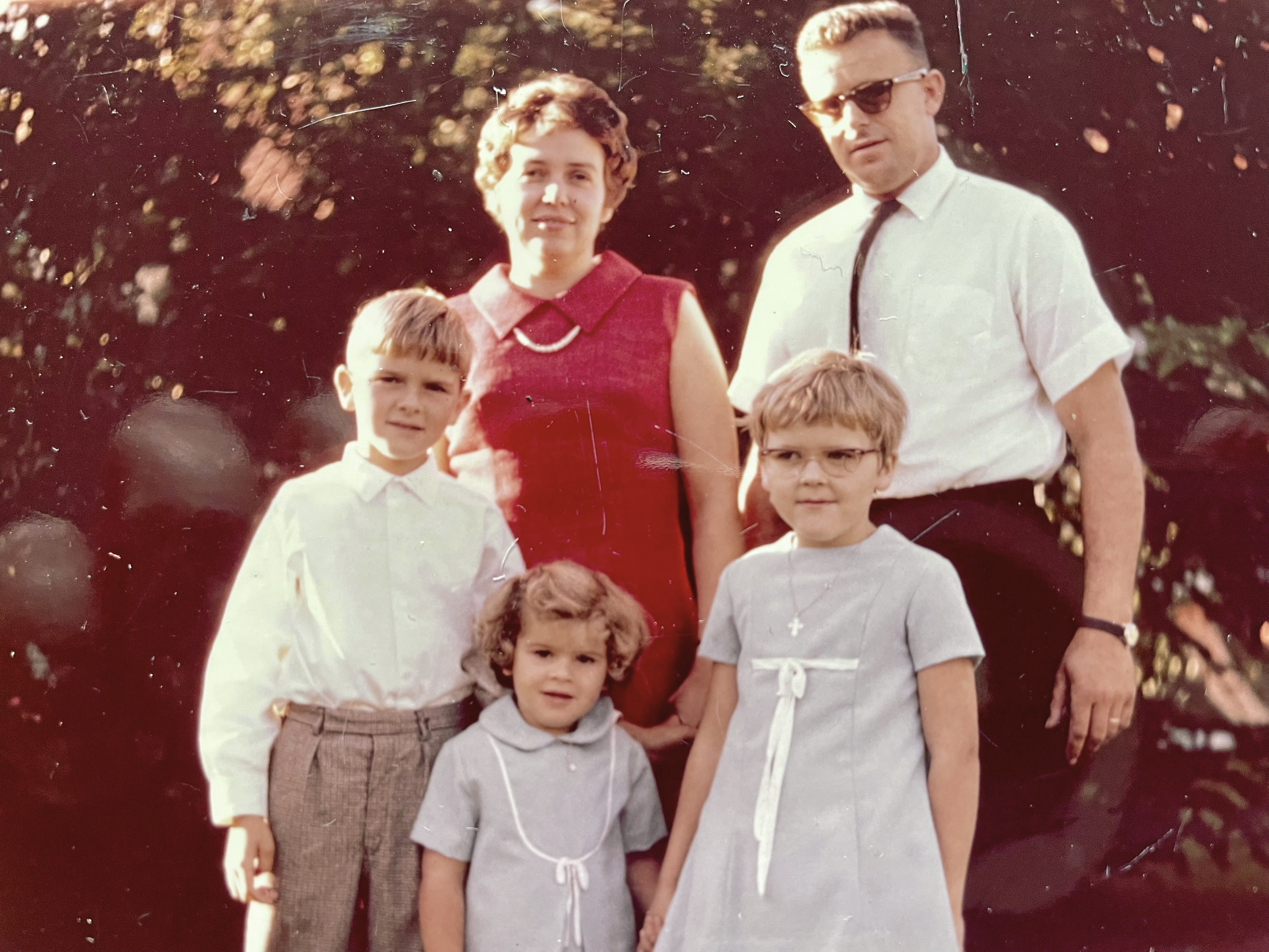 Bibliotekarer Silke og Anette inviterer til samtale om familiens rolle i litteraturen under litteratursalonen på Nykøbing Bibliotek.