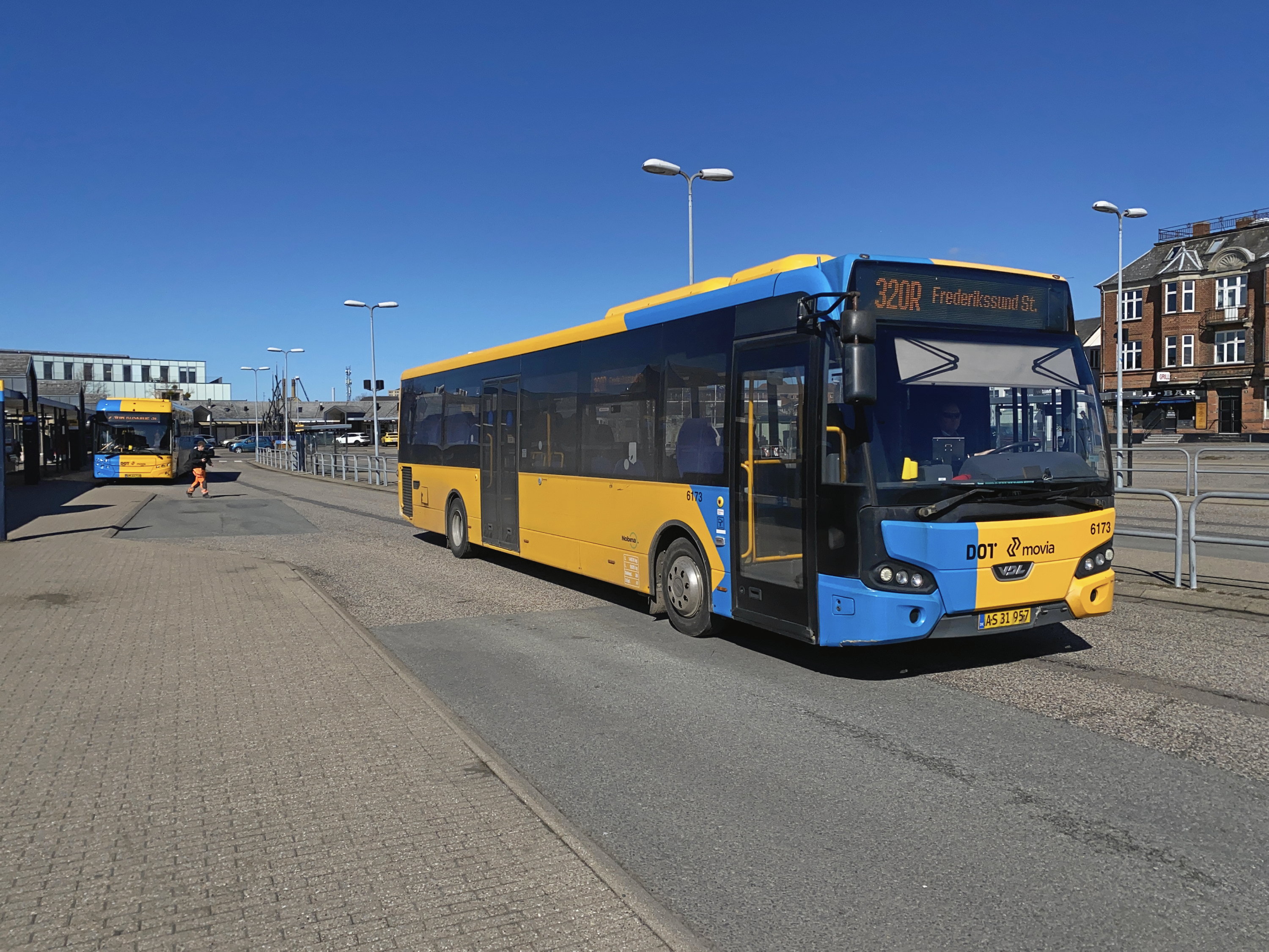 Der er ikke noget, der er så træls som at komme for sent til bussen. Det skulle da være, hvis bussen slet ikke kører. Tre linjer, blandt andet 320R, er i fare for at blive smidt under bussen i regionens sparebehov.