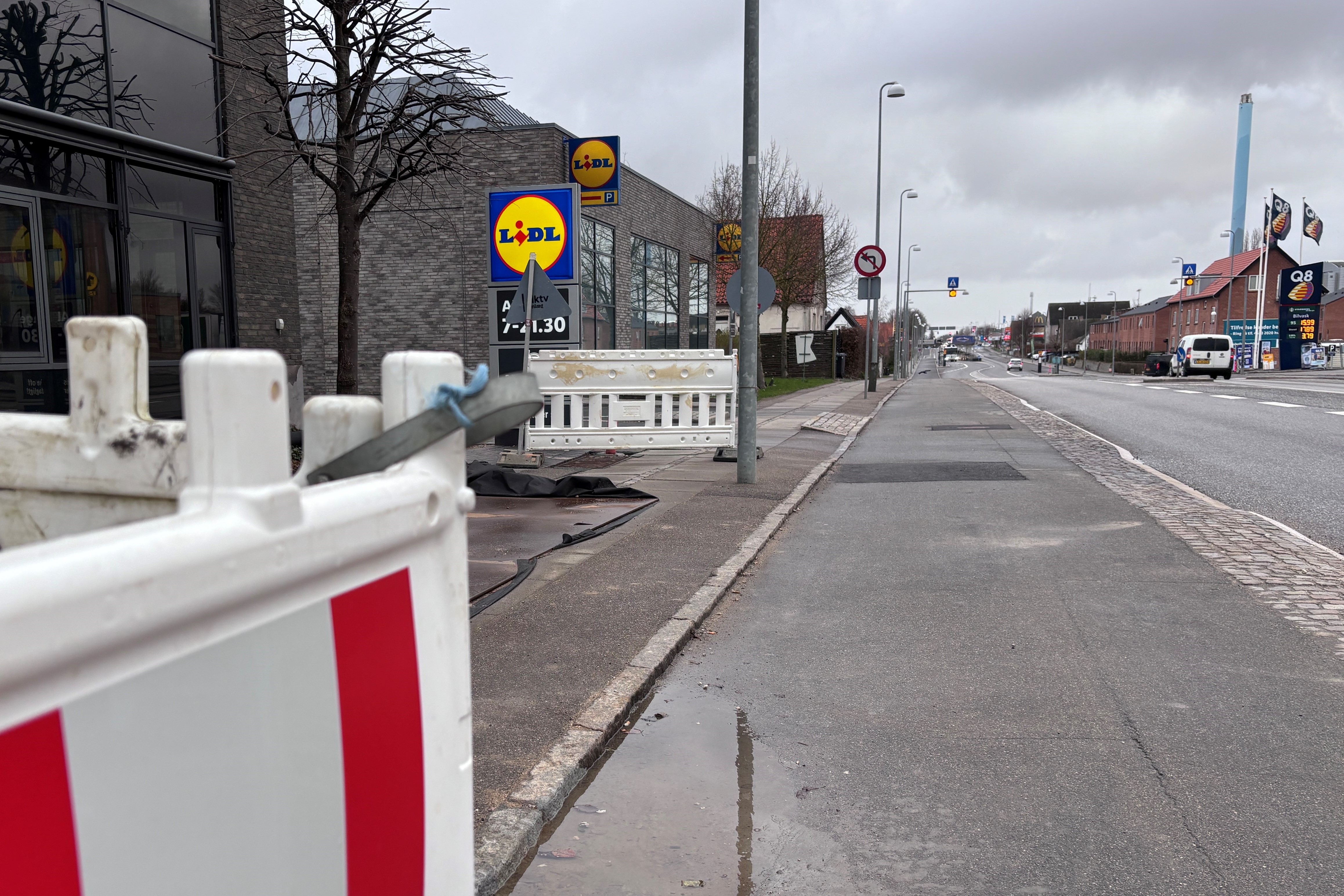Venstresving til og fra Lidl er allerede forbudt, og når der ikke længere er mulighed for at svinge til venstre nede ved Præstemarksvænge, må kunder, der kører østpå ad Københavnsvej, ud på en længere omvej for at komme i Lidl og handle.