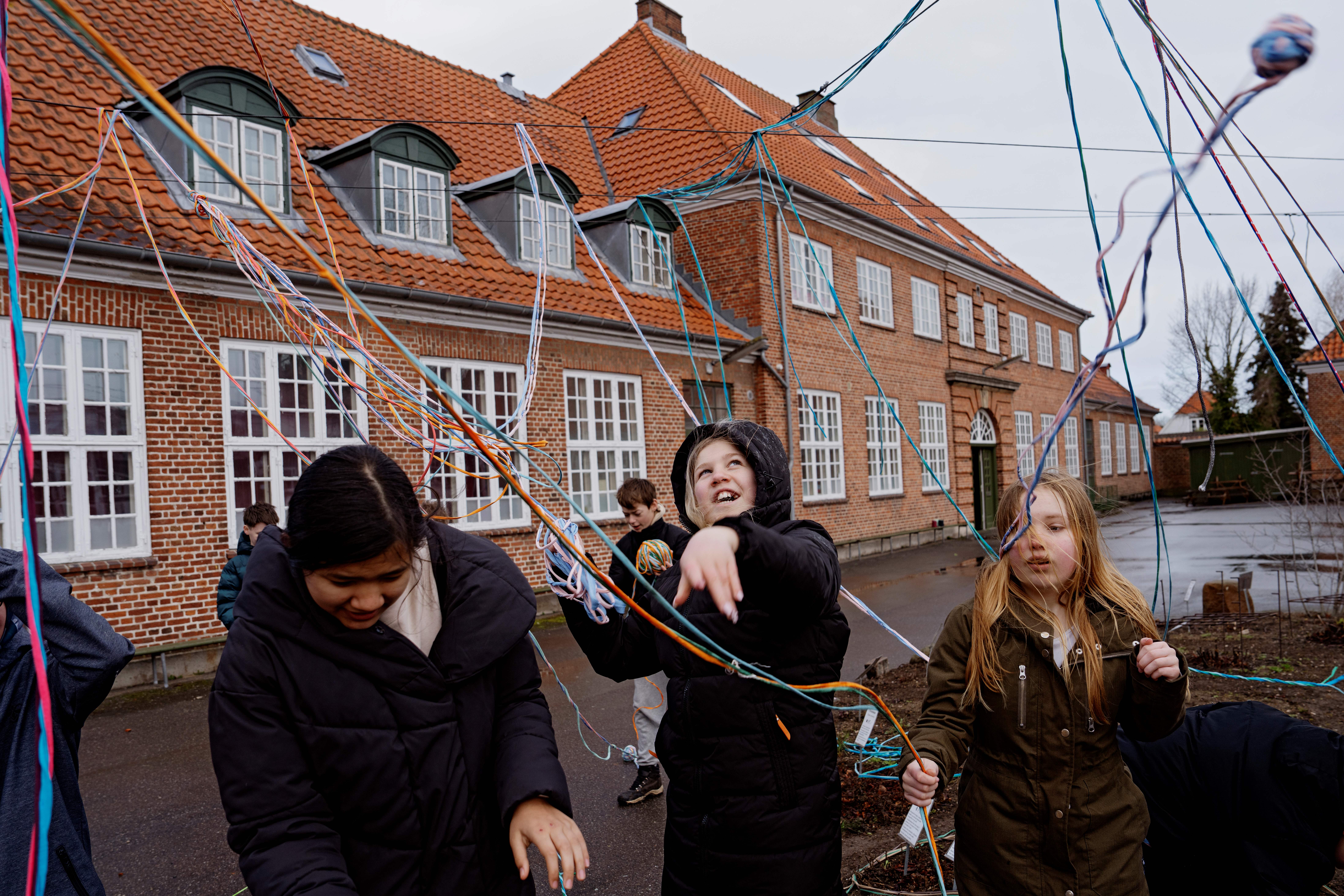 Byudviklingen i Nykøbing kastet i gang med kunsteksperiment på Grundtvigsskolen - her elever fra Nykøbing Skoles 6a og 6b.