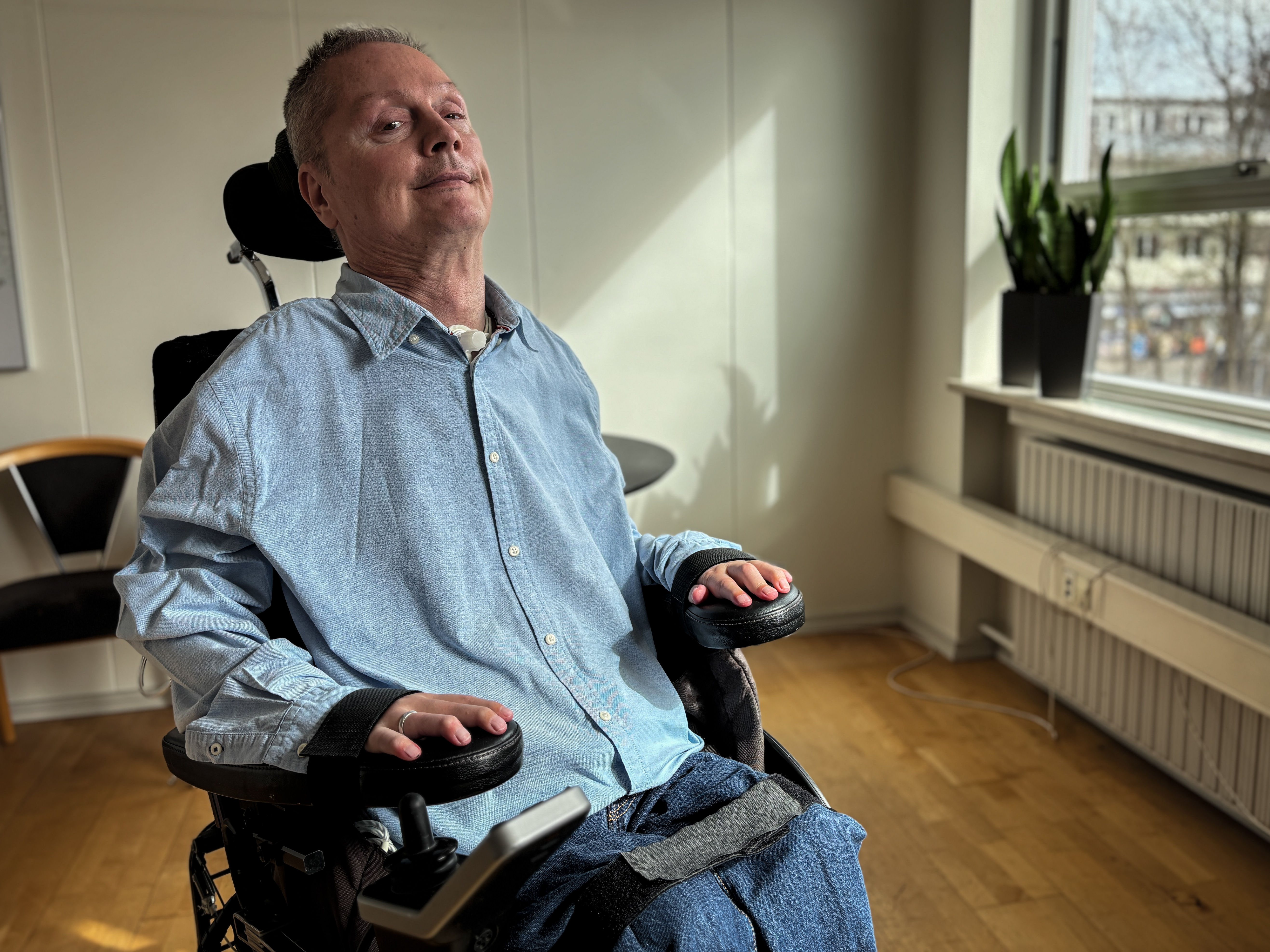 Janus Tarp nægter at lade sit handicap definere sit livs værdi. Han står fast på, at han trods kørestol og respirator lever et godt liv og insisterer på, at det ikke bør vurderes anderledes end andres.