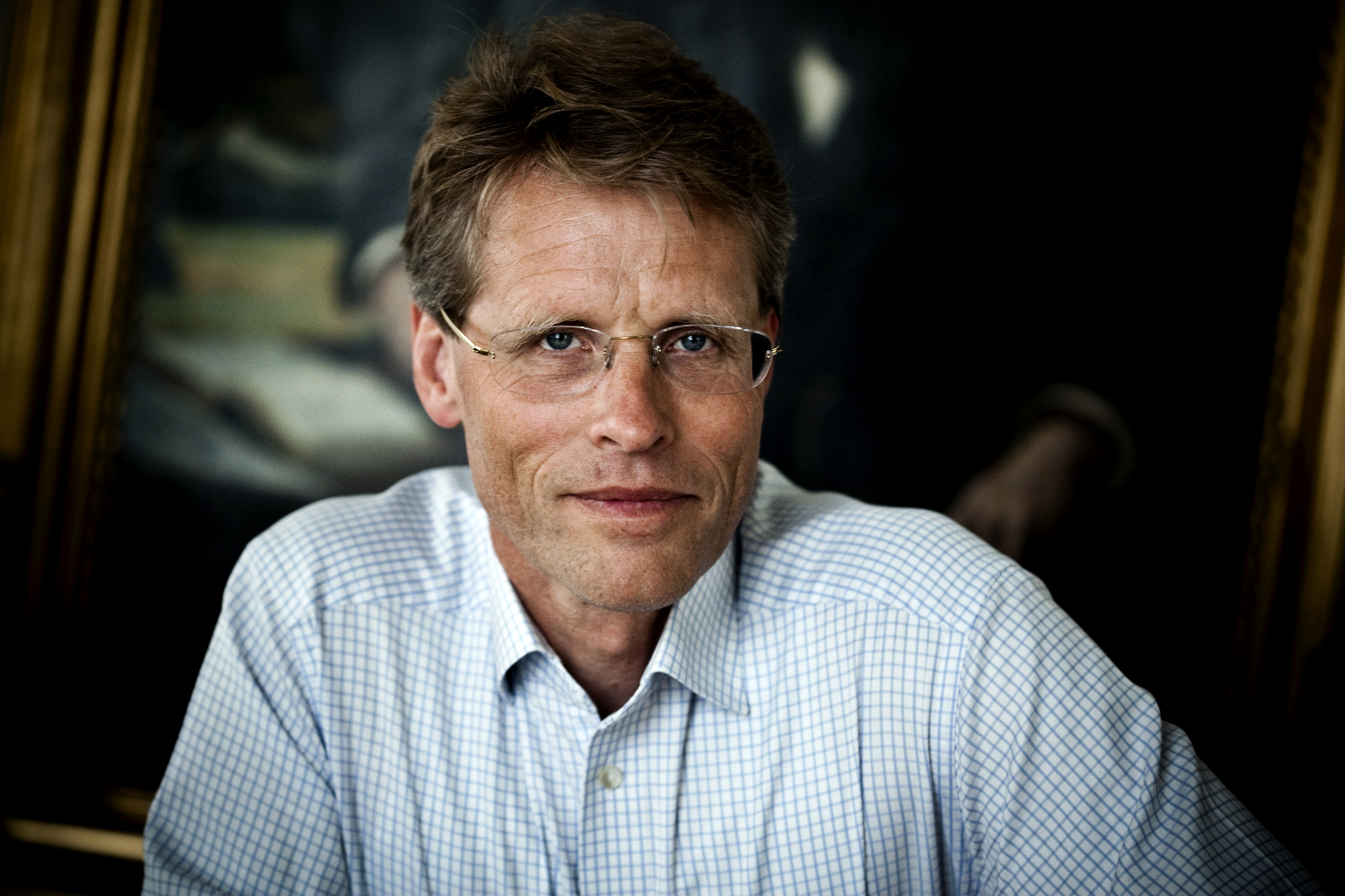 Bo Lidegaard vil kaste lys over, hvordan Danmark udviklede sig fra rationeringsmærker og marshallhjælp.