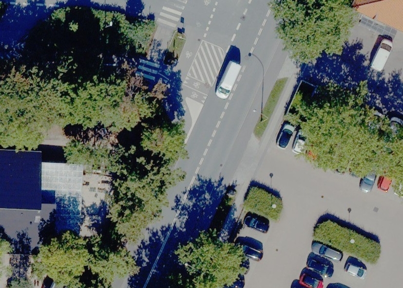 Det er bygningen i det røde felt, der skal bygges om til boliger. Og den gule markereing viser de parkeringspladser, som pt. er fobeholdt apotekets dårligtgående kunder. Ifølge det nye oplæg skal der i stedet findes parkering til boligerne umiddelbart nord for den røde markering. - Skråfoto/ Klimadatastyrelsen Det er bygningen i det røde felt, der skal bygges om til boliger. Og den gule markereing viser de parkeringspladser, som pt. er fobeholdt apotekets dårligtgående kunder. Ifølge det nye oplæg skal der i stedet findes parkering til boligerne umiddelbart nord for den røde markering.