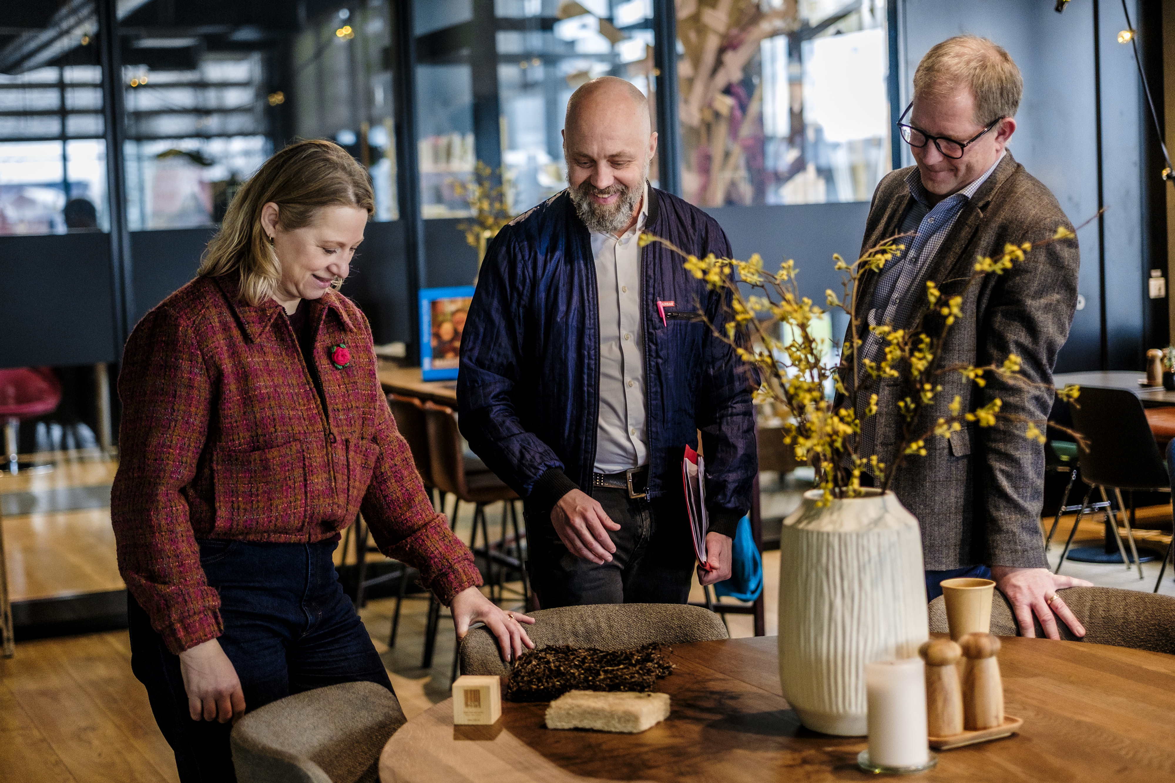 Social- og boligminister Sophie Hæstorp Andersen (S) får indblik i det utraditionelle materiale, der gemmer sig i væggene i et rækkehusbyggeri i Brøndbys nye bydel Kirkebjerg.